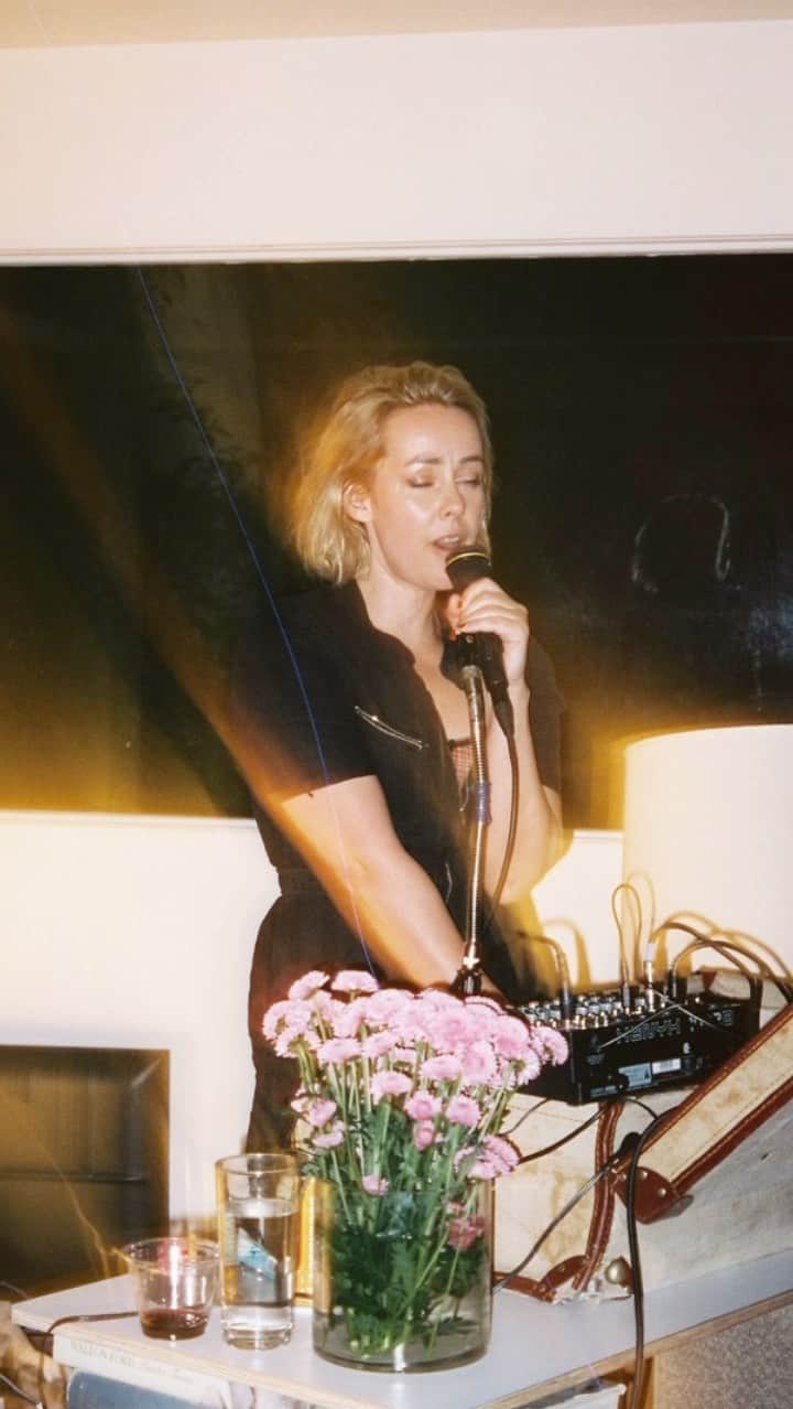 ジェナ・マローンのインスタグラム：「The Shoe with Jena Malone, Lem Jay and Lemy - LIVE at Weirder Together HQ last week. Thanks to everyone who came and shared this night of delicious chaos…Hear the full recap on todays Weirder Together Podcast!   Color 📸 @illogicaltruths  B+W 📸 @eliastahan」