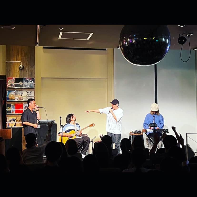 YoYoさんのインスタグラム写真 - (YoYoInstagram)「昨夜は "関口シンゴ×Nenashi" 2man Live in Fukuokaへライブを見にお邪魔しました。  PARCOのkawara CAFE&DININGのお洒落空間にて、ギター1本でパフォーマンスし観客を魅了する関口シンゴさん🎸DJスタイルのような斬新なパフォーマンスで魂こもる美声響かせるNenashi🎤加えて彼ら2人がコラボで生み出していたお洒落サウンドで、ビール片手にすっかり気持ち良くなってライブを楽しませもらいまして。  その後に、ビートボクサーKAZさんが呼ばれセッションが始まり、、自分も呼ばれて参加！🔥🔥  恐縮ながら・・・完全初対面な中！素敵なライブの締めくくりにこうして参加させてもらい、エキサイティングな感動を肌体感させていただきました！！！オーディエンスも身体が動く、、盛り上がった一体感での締めくくりが最高！！  予想外の出会いへと導かれる今回の福岡滞在。クリエーターとして大活躍する方々にお会いでき刺激ビビビビいただき貴重な時間となりました。  すっかり一緒にライブを作り上げたチームような記念写真、恐縮ですが💦本当にありがとうございました！！！  #福岡 #関口シンゴ #nenashi  #kaz #yoyothepianoman #中州jazz   中州JAZZにも出演していたお2人のパフォーマンス、観覧リベンジ大成功！」9月19日 13時14分 - yoyo_soffet