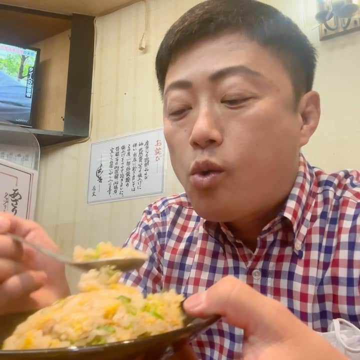 やのぱん（矢野ひろし）のインスタグラム：「美味しい♪  チャーハンが美味しい♪♪  パラパラで、一粒一粒が旨味と脂と甘味が 感じられる*\(^o^)/* 卵のフワッとした所、ネギのシャキッとした部分に、食感の変化があって、、、 はい、 とっても気持ちいいんです*\(^o^)/*  #ランチ　#チャーハン　#炒飯　#焼飯 ##美味しい　#チャーハン好き」