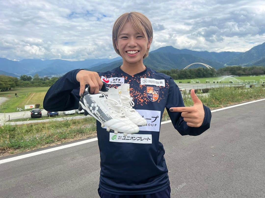 sfidaのインスタグラム：「. sfidaはWEリーグ AC長野パルセイロ・レディース所属の菊池まりあ選手とサプライヤー契約を締結しました！  WEリーグカップ第2節では芸術的フリーキックで今季初ゴールを記録。新たな挑戦をsfida PIONIEREと共に👟🔥  @mra_1205 🤝 @sfidasports   #菊池まりあ  #sfida #スフィーダ #ピオニエーレ #サッカー #スパイク #football #spike #サッカー #サッカー選手 #soccer #フットボール #サッカースパイク #スパイクシューズ」