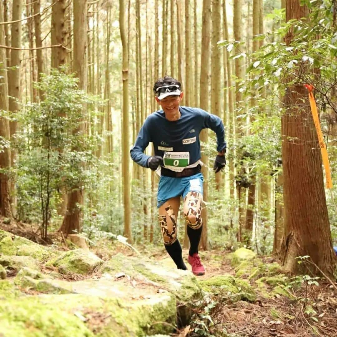 鏑木毅さんのインスタグラム写真 - (鏑木毅Instagram)「『熊野古道トレイルランニングレース』のエントリーは9月末までとなっております。 ※今年は例年より一週間早い11月26日の開催となります。 50km【ロング】、30km【ミドル】、10km【ショート】の三つのカテゴリーです。 熊野古道を単に駈けるということだけでなく、この1200年の歴史あるこの道を辿った人々の往時を偲ぶことも出来るのもこの大会の魅力だと感じます。 熊野古道だけでなく、ツエガ峰からの雲海、丸山千枚田など、まるでおとぎ話に出てくるような神秘的な景色を楽しむことができます。 名物が各エイドで振る舞われ、地元の方々な温かな応援も力を頂けます。 遠い地ではありますが、その距離を凌駕するここならではの経験を楽しめる大会だと思います。 前日には私のトークイベントも開催されますので、お時間が合いましたら是非ともお越し下さい。 ⚪エントリーはこちらから #熊野古道トレイルランニングレース https://www.sportsentry.ne.jp/event/t/91643 #ライフドリンクカンパニー #井村屋 #三重くまの森林組合  #ホテル瀞流荘 #湯ノ口温泉 #熊野市ふるさと振興公社 #熊野市観光公社 #入鹿郵便局 #三重くまの森林組合 #西美組 #KUMANOOLDTRAILS #トレイルランニング #トレラン  #熊野古道 #越野跑唷 #트레일러닝 #trailrunning #トレイルランニング好きな人と繋がりたい」9月19日 13時12分 - tsuyoshikaburaki
