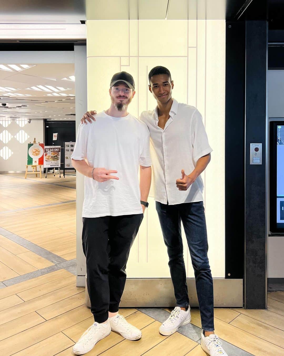 のインスタグラム：「バチェロレッテ シーズン2のかずきにやっと会えたぁ これからお互いサバイブして(がんばって)いこうな！笑  (久しぶりに人を見上げた🙄) 193cmと200cmは東京駅だと頭ぶつけます。みなさま気をつけましょう。  @_kazukisawai   #ウントコの民 ←合ってる？笑」