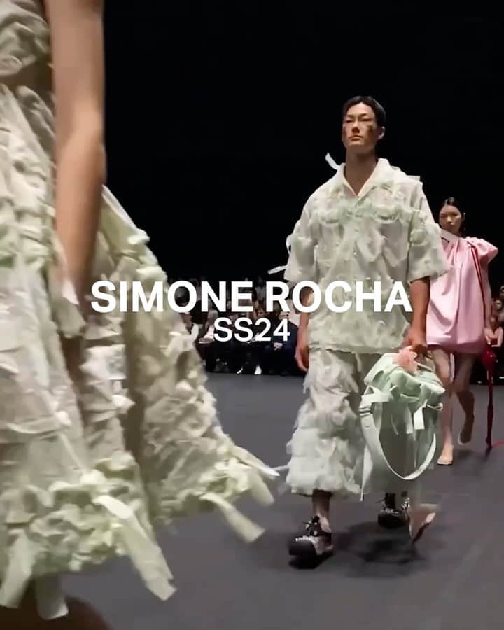 IMG Modelsのインスタグラム：「#RunwayRewind. ⏪ #SimoneRocha’s #SS24 #LFW #fashionshow starring @mama_trucker (open/debut) @nayonikaashetty (debut) @mary_ukech + @ashleyradjarame. 🇬🇧 #IMGmodels」