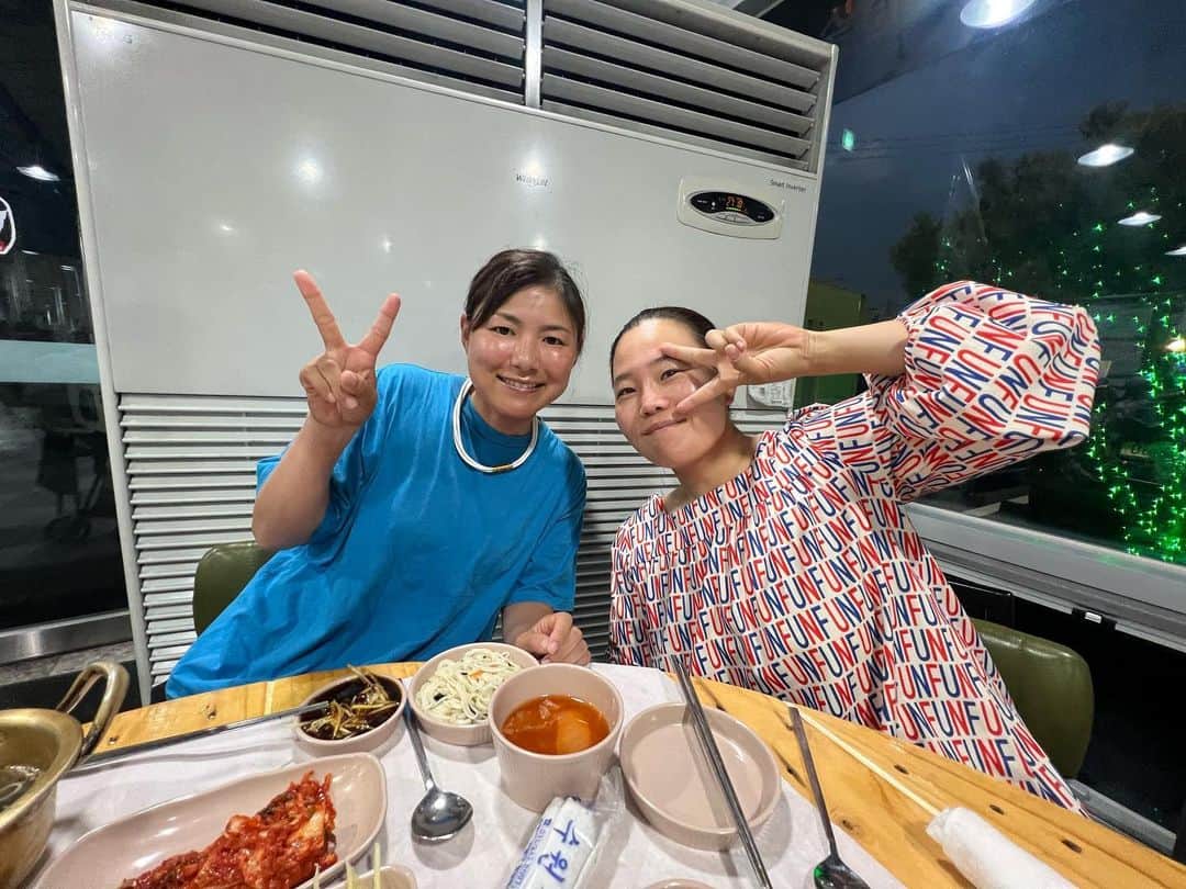 横峯さくらのインスタグラム：「先週の試合は最終日1オーバーで31位タイでした⛳️今週こそは上位に行けるように調整していきます😊  韓国で久しぶりにアンちゃん @sj27ry とご飯に行くことができました🍀アンちゃんのスポンサーさんのうなぎ屋さん✨すごく美味しかったです❗️  アンちゃんがママをしながら韓国ツアーで頑張っている姿を見て、いっぱいパワーをもらいました💪 アンちゃんに会えて嬉しかった〜😊  #アンソンジュ #韓国ツアー #韓国 #klpga #klpgatour #女子ゴルフ #ママゴルファー #ママ #育児 #子育て #韓国グルメ #韓国料理屋 #うなぎ」
