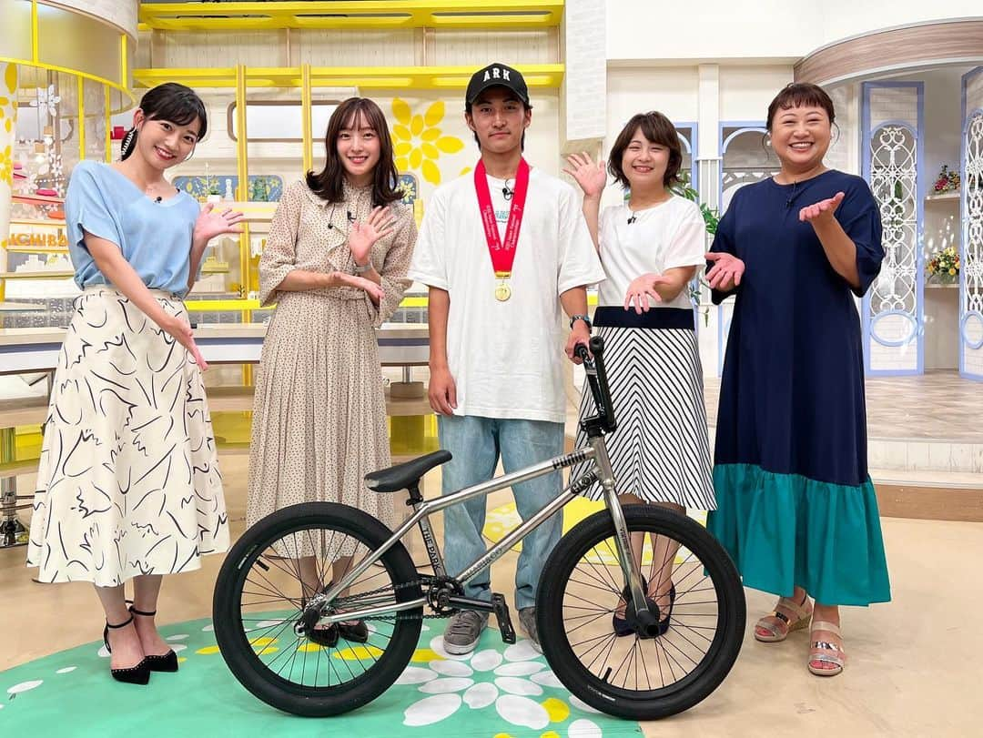 松本亜美のインスタグラム：「きのうの新潟一番☝️ BMXフラットランドで世界一に輝いた片桐悠選手をスタジオにお迎えしました🏅 間近でパフォーマンスを見ることはできませんでしたが、映像からも迫力ある回転、動きの力強さが伝わってきました！  放送終了後に写真を撮っていただきました♪ これからのご活躍も楽しみです✨  2枚目はMC陣、ディレクターさん、カメラマンさんのほとんどがスタジオから消えた瞬間… こんなにも人のいないスタジオは初めてだったので記念に撮影📸 ちょっといじけ顔です😂  #teny #テレビ新潟  #夕方ワイド新潟一番  #スタジオ #MC #天気予報  #BMX #生パフォーマンス #片桐悠選手 #躍動感  #天気予報の準備 のため離脱 #生で見られなかった  #スタジオから人がいなくなる #いじけ顔  #アナウンサー  #松本亜美」