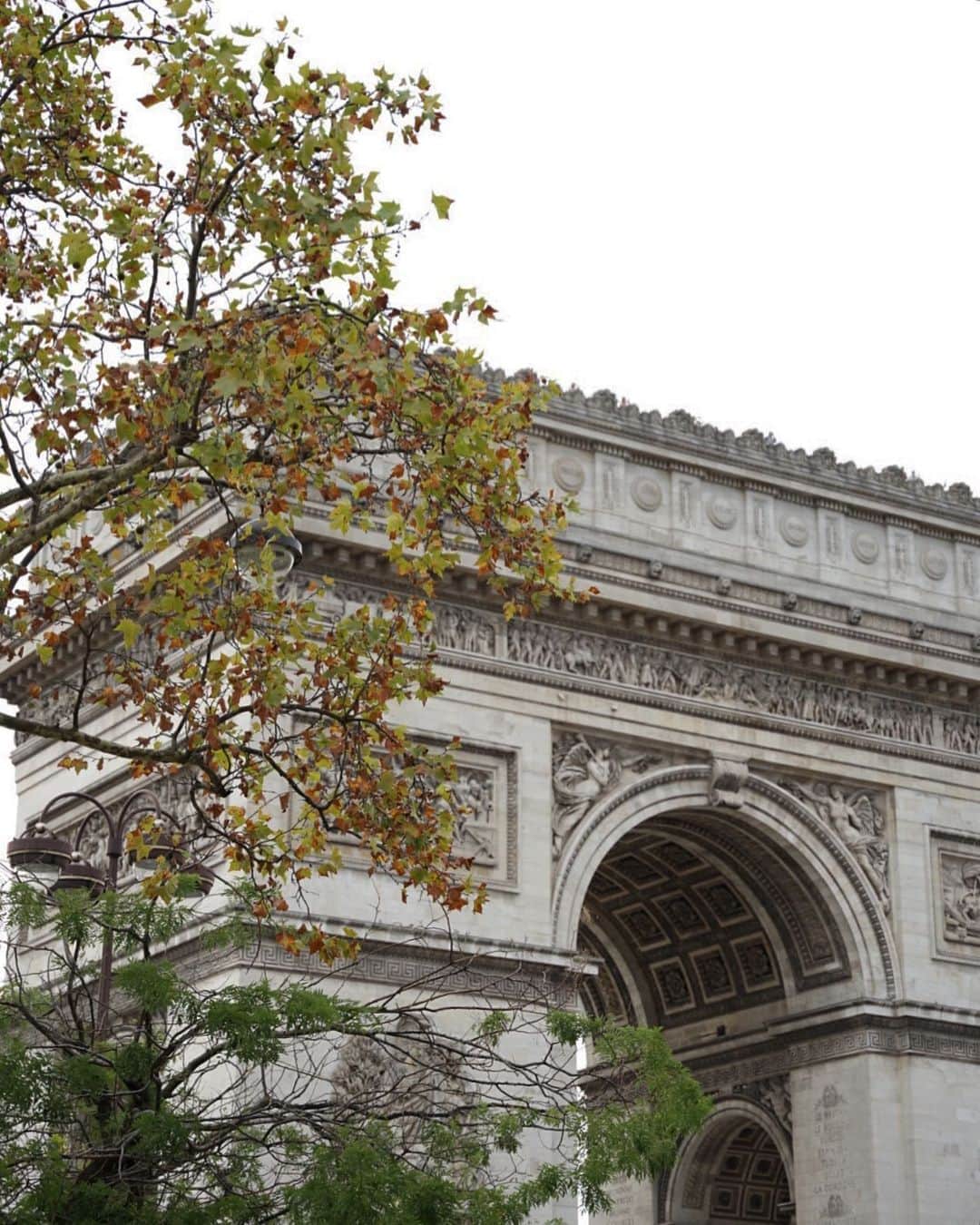 島野ミキのインスタグラム：「・  ⚑ paris arc de triomphe  これからヨーロッパ旅をupしてくょ♡ 街中の景色も最高なparis🇫🇷 とりあえず今回の旅は弾丸なので 定番おさえとく旅になった笑。  Paris est le meilleur❤︎  #凱旋門#パリ#パリ旅行#フランス#フランス旅行#France#paris#旅行#海外旅行#travel#traveler#海外#ヨーロッパ#ヨーロッパ旅行#ヨーロッパの街並み#ヨーロッパ周遊#観光#観光スポット#trip#女子旅」
