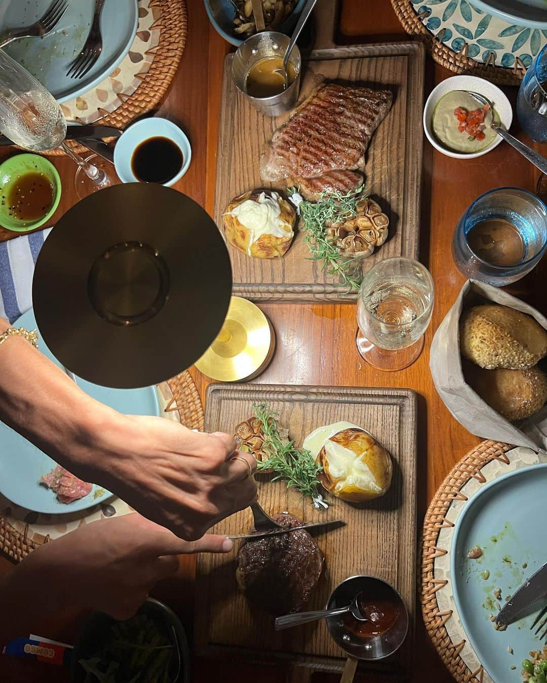 亜弥さんのインスタグラム写真 - (亜弥Instagram)「last dinner🦪🥩🥂🍽️🥗 最後の日はHotelのご飯🫶🏾  #ベトナム #ダナン #シャンパンが美味しかった #牡蠣と肉でアガる家族 #スタバで謎の爆買い #子連れ旅行  #🇻🇳」9月19日 13時21分 - _ayaaa19_