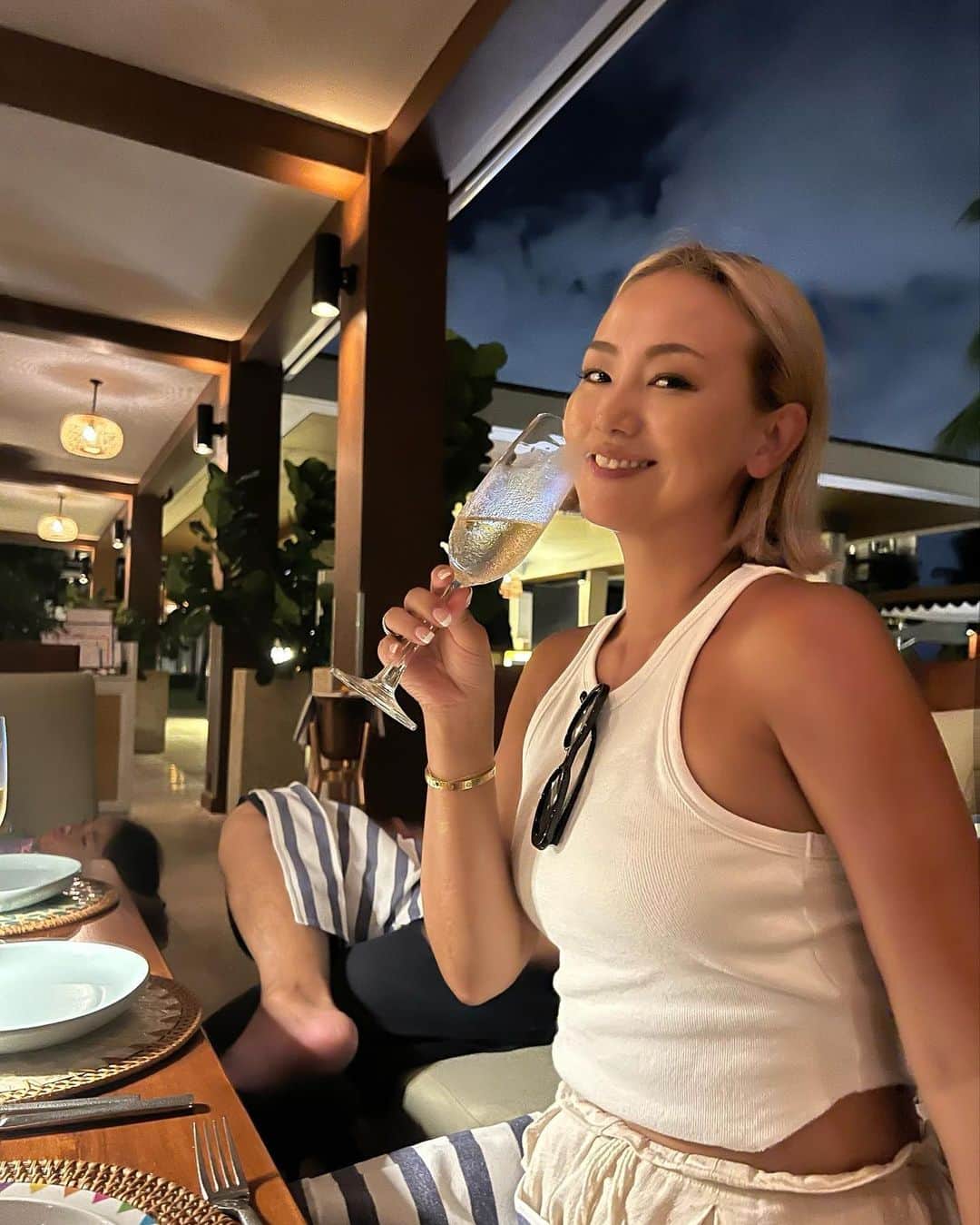 亜弥のインスタグラム：「last dinner🦪🥩🥂🍽️🥗 最後の日はHotelのご飯🫶🏾  #ベトナム #ダナン #シャンパンが美味しかった #牡蠣と肉でアガる家族 #スタバで謎の爆買い #子連れ旅行  #🇻🇳」