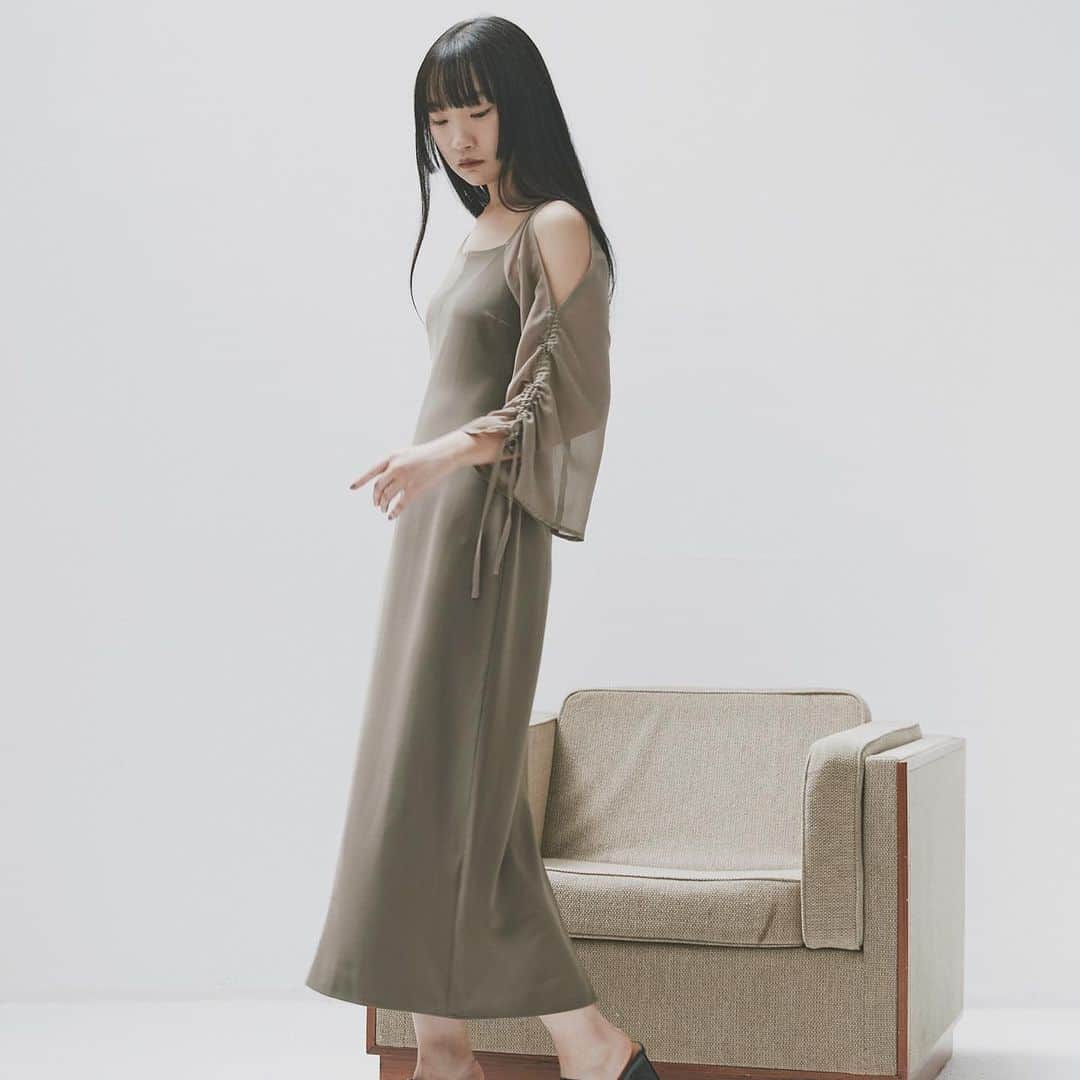 新田さちかさんのインスタグラム写真 - (新田さちかInstagram)「Few left. Cut Out Gather Sleeve Dress.  #sachat」9月19日 13時32分 - sachat__official