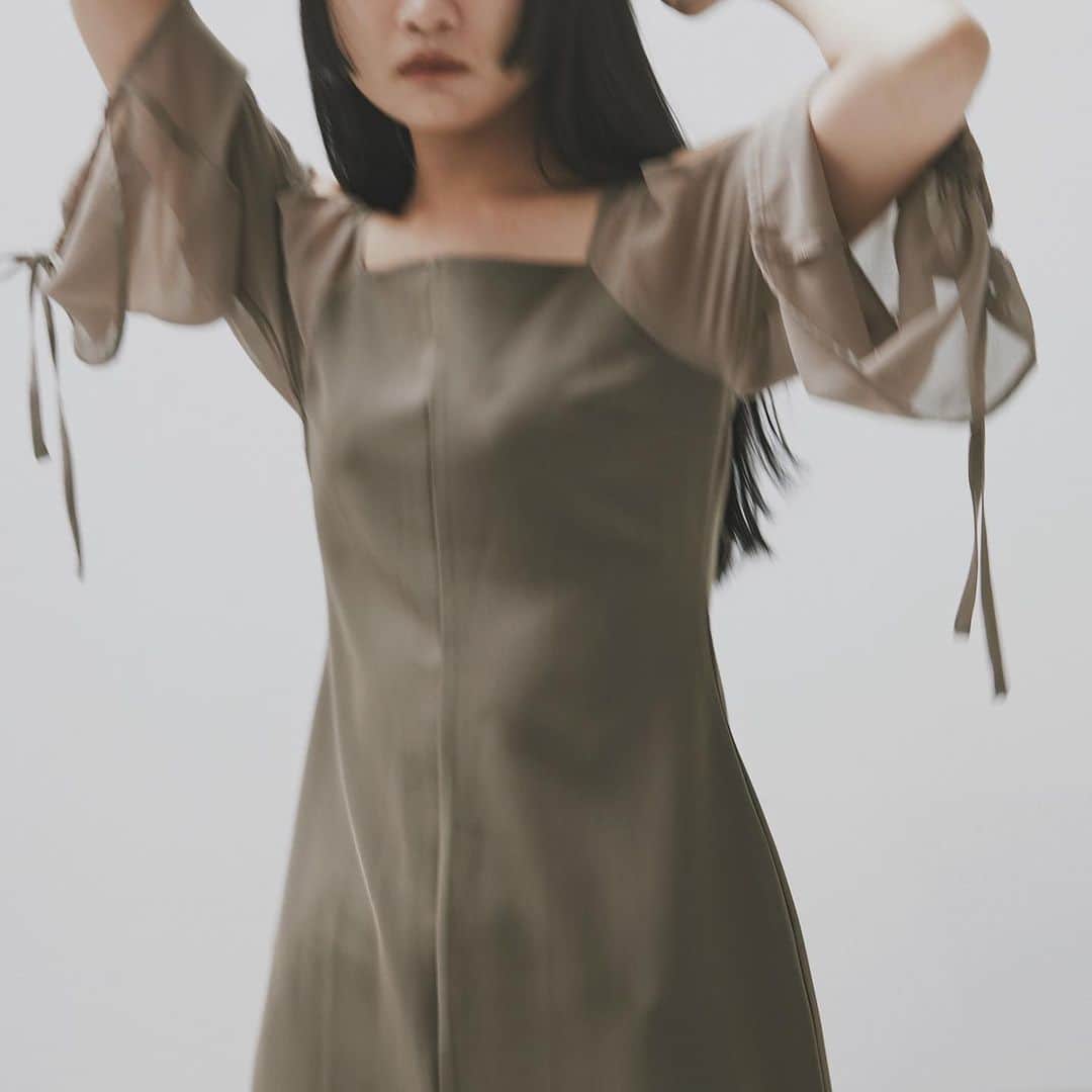 新田さちかさんのインスタグラム写真 - (新田さちかInstagram)「Few left. Cut Out Gather Sleeve Dress.  #sachat」9月19日 13時32分 - sachat__official