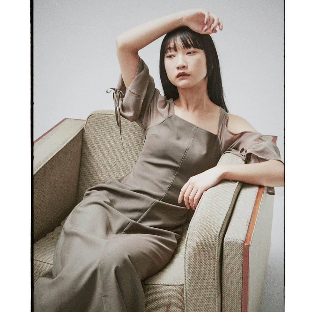 新田さちかさんのインスタグラム写真 - (新田さちかInstagram)「Few left. Cut Out Gather Sleeve Dress.  #sachat」9月19日 13時32分 - sachat__official