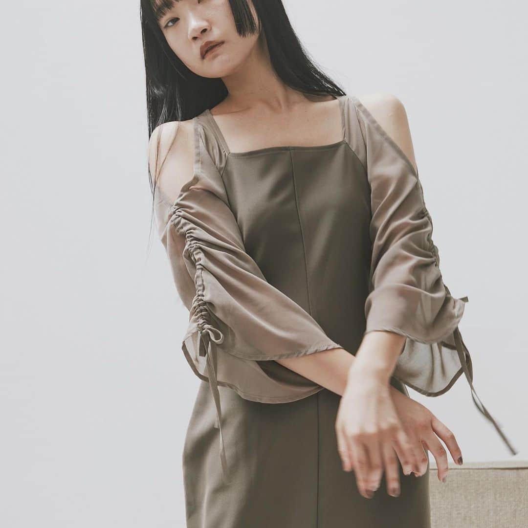 新田さちかさんのインスタグラム写真 - (新田さちかInstagram)「Few left. Cut Out Gather Sleeve Dress.  #sachat」9月19日 13時32分 - sachat__official