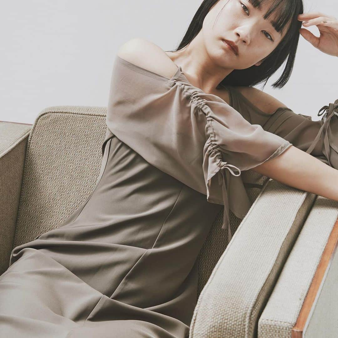 新田さちかさんのインスタグラム写真 - (新田さちかInstagram)「Few left. Cut Out Gather Sleeve Dress.  #sachat」9月19日 13時32分 - sachat__official