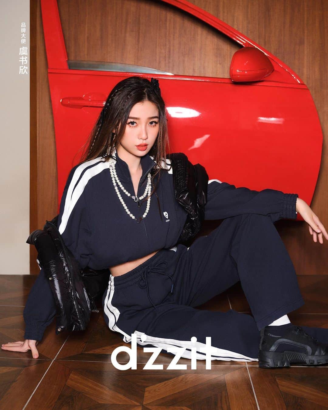 DAZZLE FASHIONのインスタグラム：「Brand ambassador @estheeerrrrr interprets #RetroHiphop with #dzzit2023WinterCollection the sport suits and the down vest.  #dzzit2023WINTER #dzzitisit#dzzitgirl」