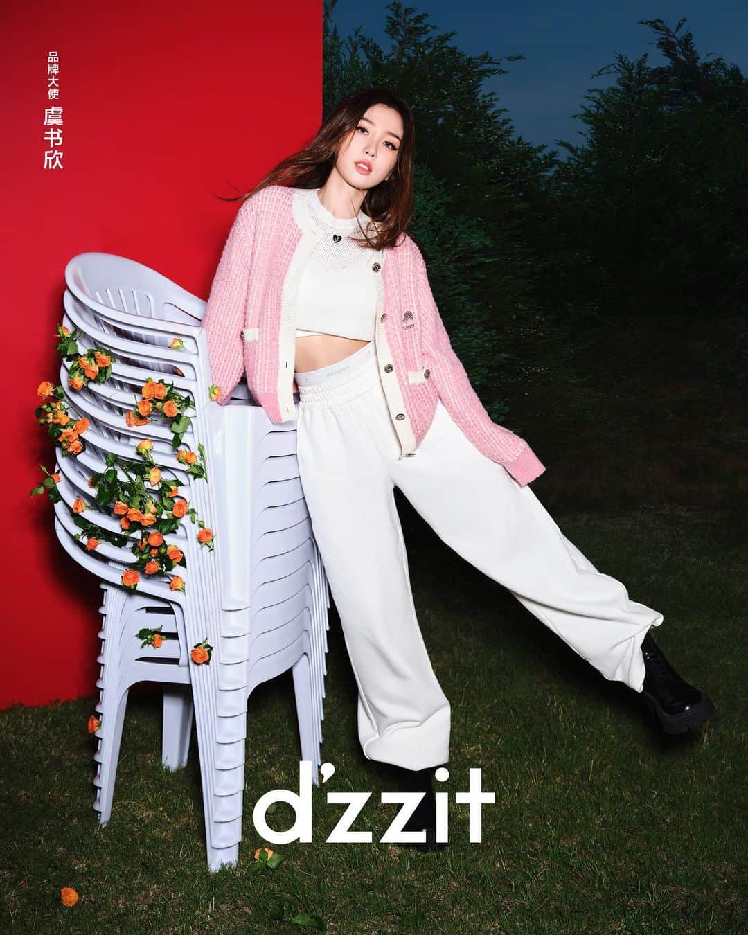 DAZZLE FASHIONのインスタグラム：「Brand ambassador @estheeerrrrr interprets #dzzit2023WinterCollection .She wears the  pink sweater and the  white pants,to show #SportChic.  #dzzit2023WINTER #dzzitisit#dzzitgirl」