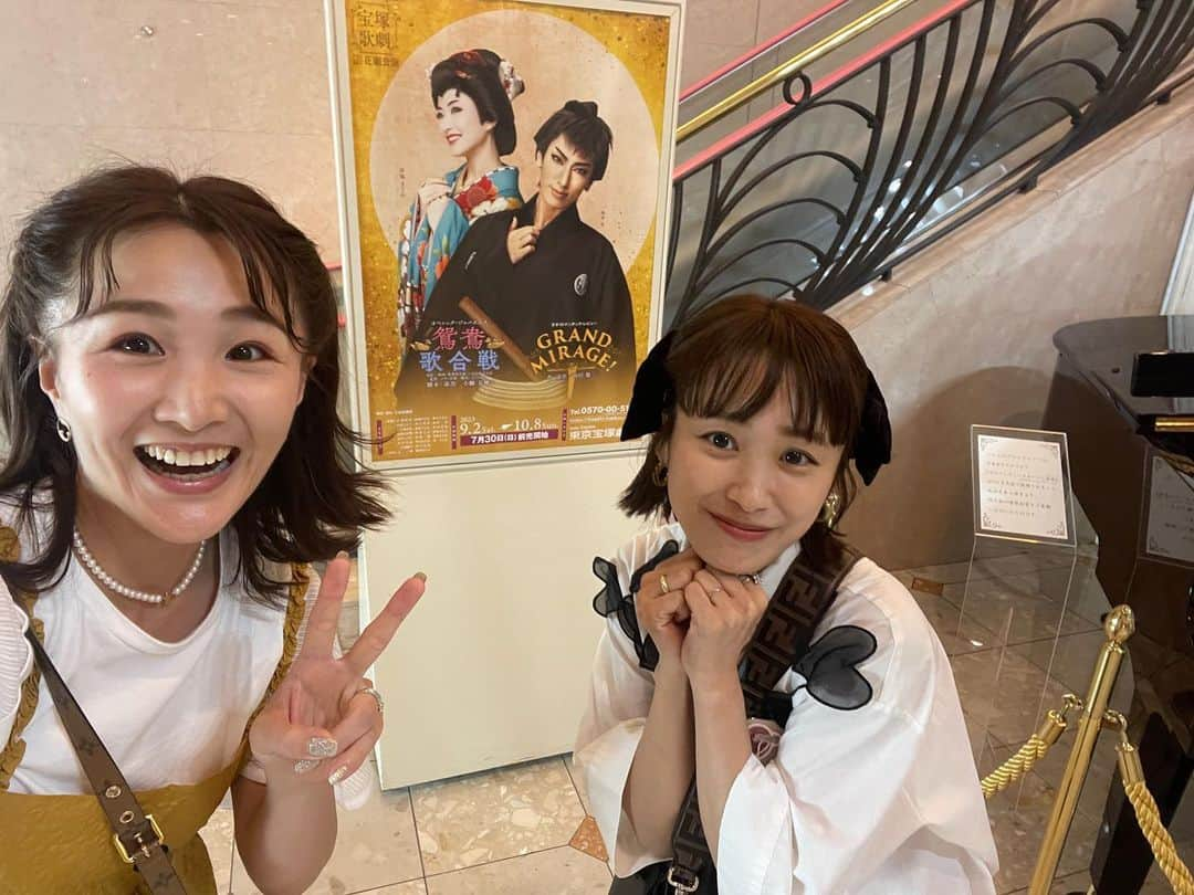 花音舞さんのインスタグラム写真 - (花音舞Instagram)「花組さん🌺  『鴛鴦歌合戦（おしどりうたがっせん）』  『GRAND MIRAGE!』  こちらをあいちゃん@i_am_takahashi と観させて頂きました✨  お芝居はコミカルで心がホカホカ温まる様な作品☺️れいちゃん（#柚香光 さん）は安定のカッコ良さだし、まどちゃん（#星風まどか さん）は可愛いが溢れてて😳 『チェッ』があんなに可愛いってなんやろか😆  ショーは岡田先生のロマンチックレヴューで、the宝塚な夢の世界が広がっていました😍 デュエットでは真っ白なお衣装で…お二人の退団発表もあったからさらに胸熱で最高すぎました🤍  好きな人がどんどん卒業するのは淋しすぎるけど… 最後まで応援してます🥹 そして、これからもさらに楽しみにしています✨  あいちゃんの花組ポーズ最高😆🔥  #宝塚 #東京宝塚劇場  #花組 #鴛鴦歌合戦  #grandmirage  #花組ポーズ  #最高 #高橋愛 ちゃん #花音舞」9月19日 13時35分 - mai_kanon_official