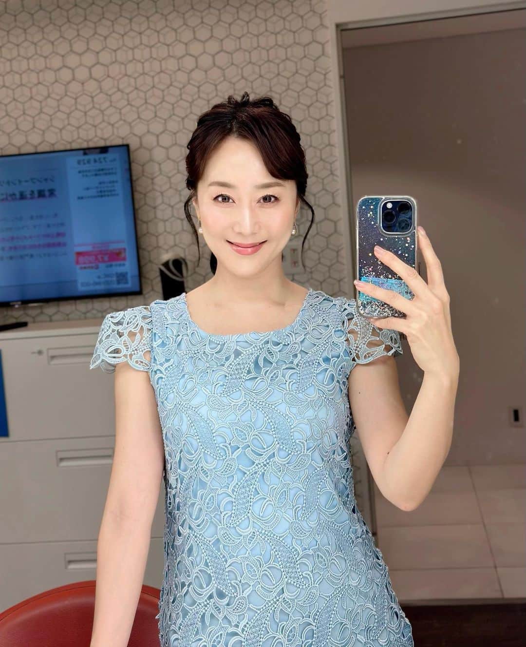 村上麻衣のインスタグラム：「iPhoneノーマルカメラにて 鏡自撮り🤳🪞  たまには年齢相応な写真です。笑  この日曜はお仕事でした。 また投稿しますね😊  お仕事の日はあまりむっちりしていないという不思議です。  onepiece @lamode_official   #ワンピースコーデ #ワンピース #自撮り #自撮り女子  #お仕事 #パーティードレス ぽい#ミセスモデル#ビューティーアドバイザー」