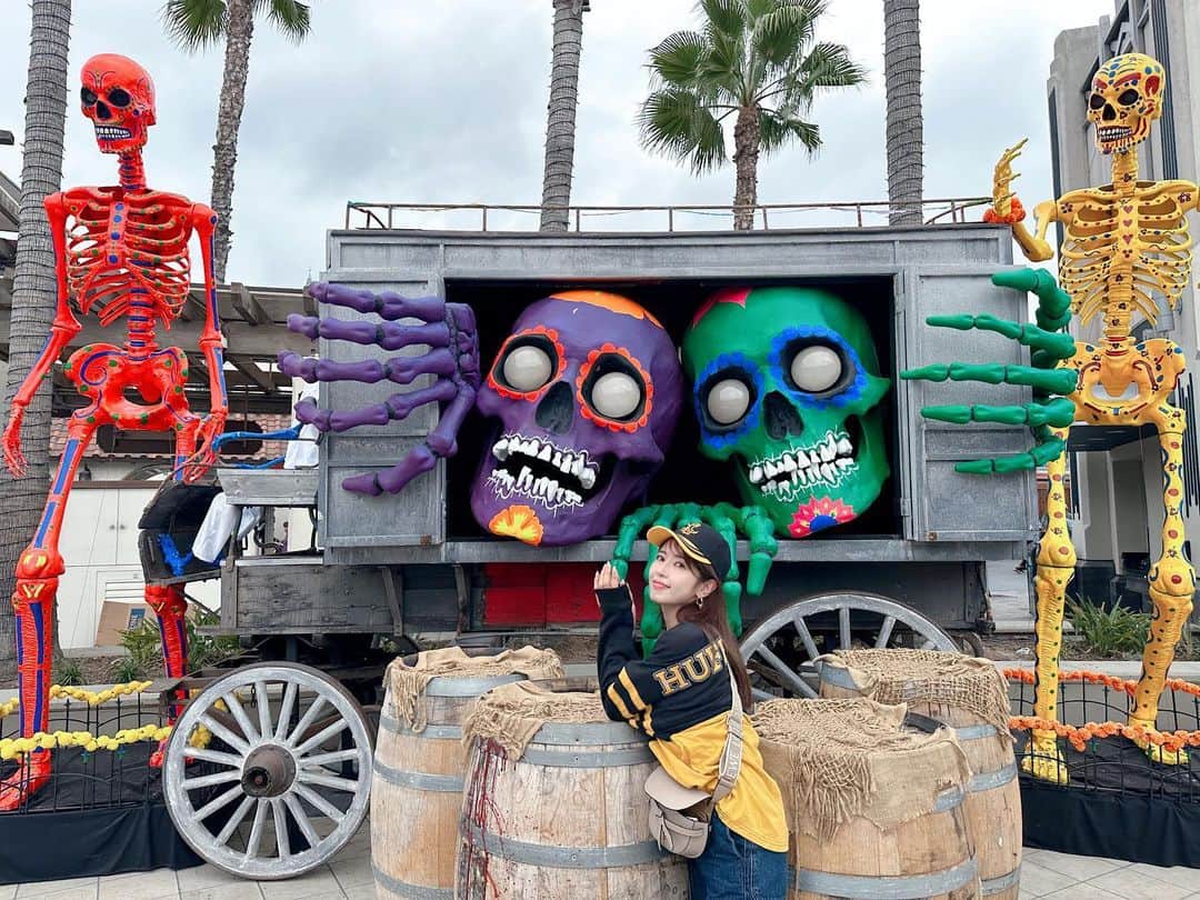 舟山久美子（くみっきー）のインスタグラム：「Halloween🎃💀🤍  全てに全力な感じが最高👻🦖 詳しい内容はアメブロに書きました✨  #universalstudioshollywood #ロサンゼルス  #旅行　#コーデ　 #ユニバーサルスタジオハリウッド #ユニバコーデ　#ロサンゼルス旅行 #ロサンゼルス観光　#キャップコーデ #大人カジュアル　#ハロウィンコーデ」