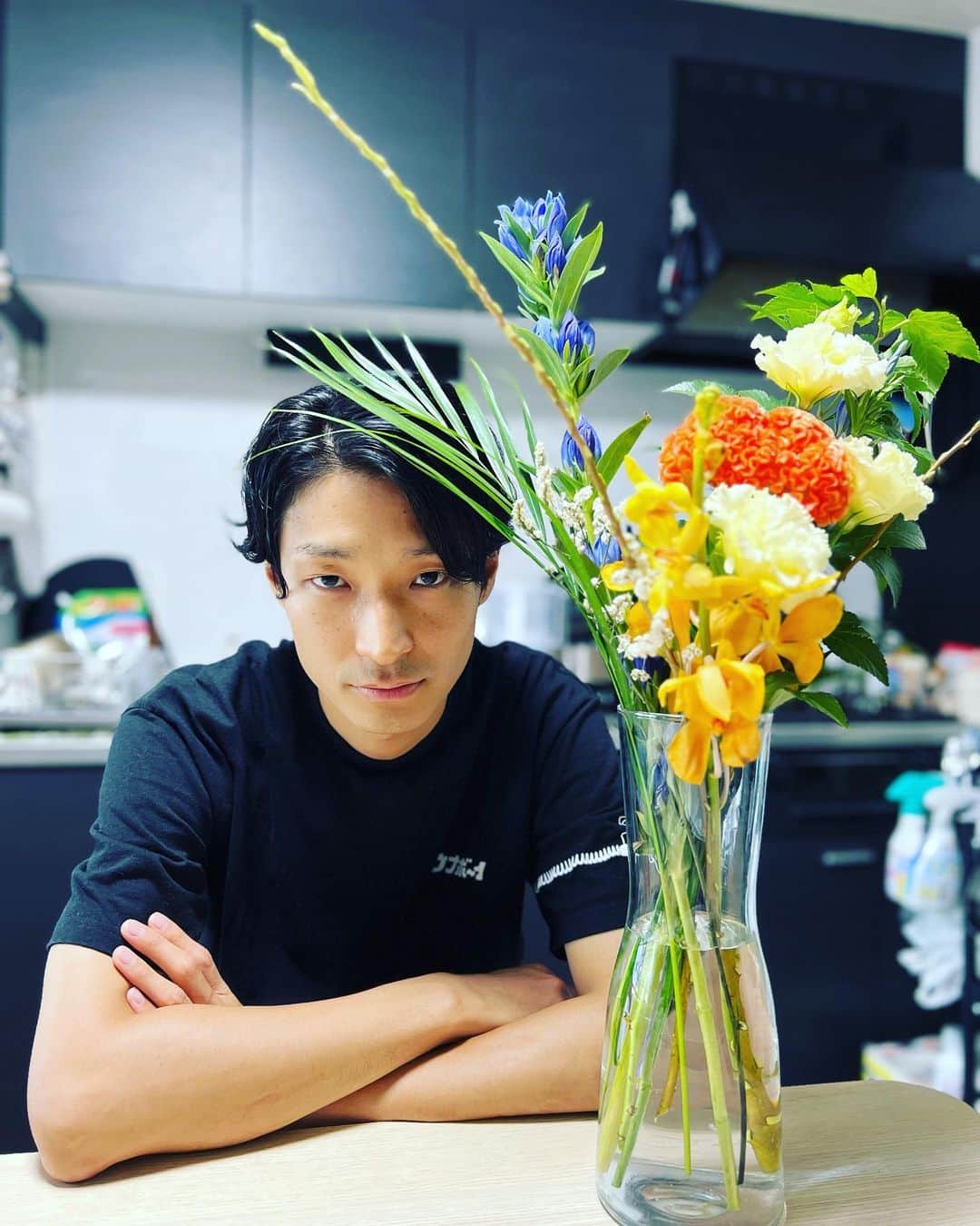 山田健人のインスタグラム：「ノートルダム女学院の学祭 花束をいただきました。 ありがとう。」