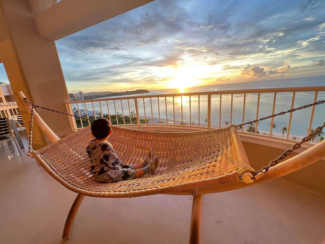 のインスタグラム：「in Guam🇬🇺  到着した初日は曇り空で今にも雨が降りそうだっけど、夕方にはこのsunset🏜️が見れて 2歳児もご満悦🤭❤️  また時差投稿ですが、 少しづつアップしていきまーす🌿」