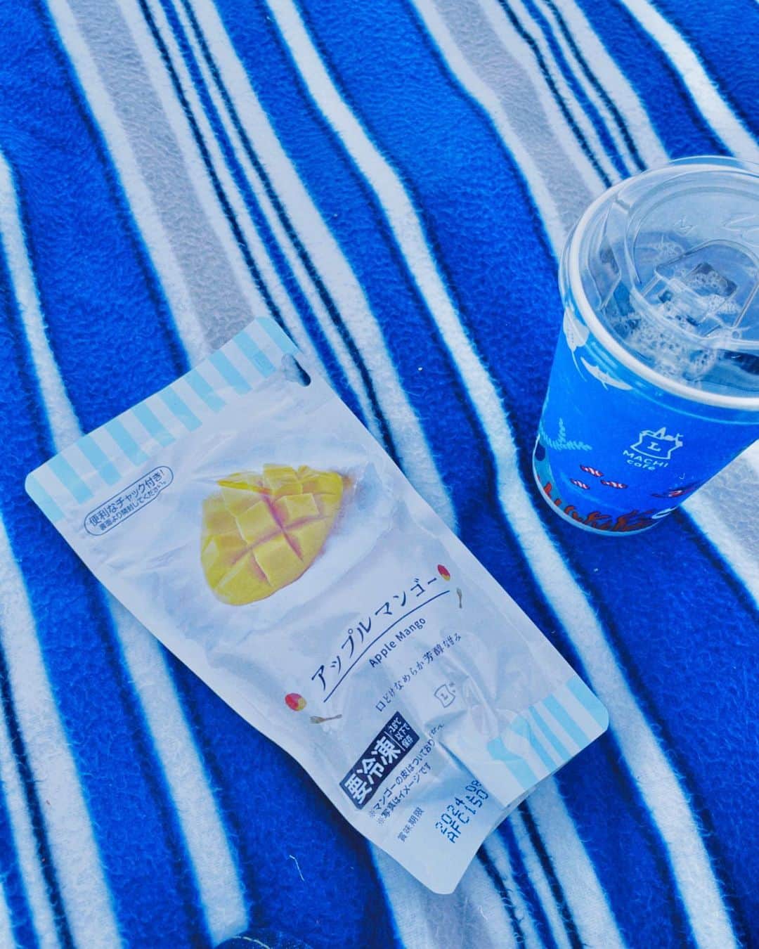 日下部ゆいこのインスタグラム：「. . ローソンのアップルマンゴー。 アイス食べるならこっち派。 一袋70カロリー。 美味しいのよ。 . . #アップルマンゴー」