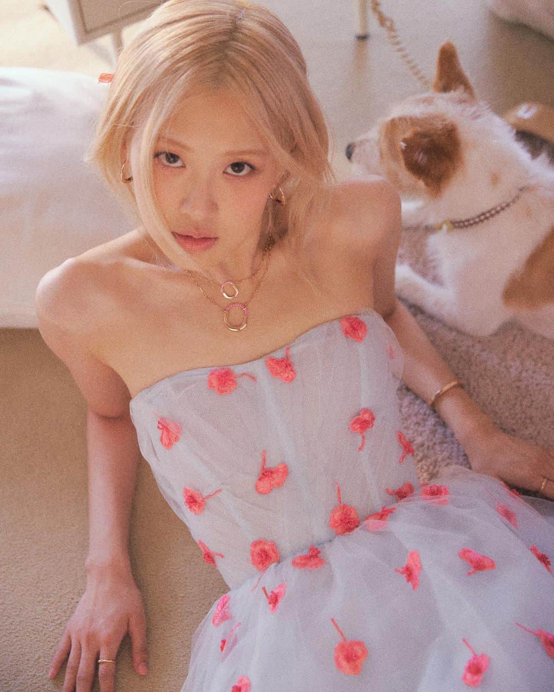 ロゼのインスタグラム：「🍓  • @tiffanyandco x #tiffanylockroséedition  go get yours..♡」