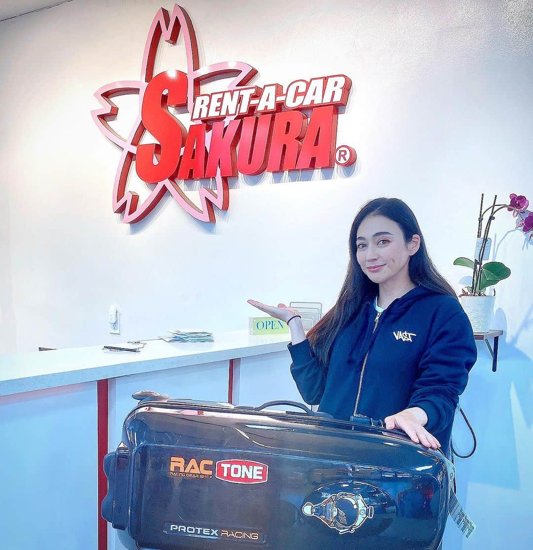 塚本奈々美さんのインスタグラム写真 - (塚本奈々美Instagram)「🇺🇸 I found a car rental company that offers Japanese service quality. Sakura Rent-A-Car @sakurarcar is a favorite of many Japanese celebrities.  🇯🇵LAで日本的な丁寧なサービスは貴重！ アメリカのことがわからなくてもここでレンタカーすればまず安心！！  予約から日本語対応だし、アメリカの複雑な車両保険も任せればOKでした🙆‍♀️  色んな芸能人やアスリートが利用してますね✨ ・ ・ ・ ・ @sakurarcar  #LAX空港 #さくらレンタカー #アメリカレンタカー」9月19日 14時00分 - tsukamotonanami