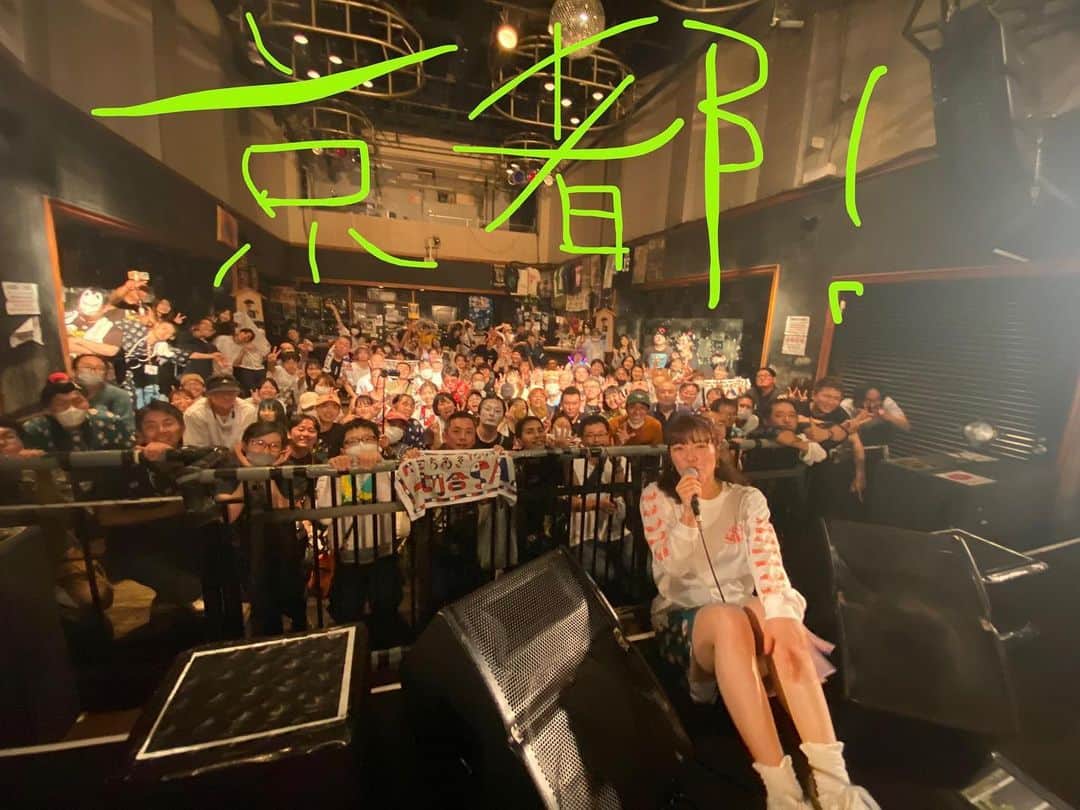 のインスタグラム：「#一切合SAIツアー  京都ありがとうございました！！！！！  何度も来ていたけどワンマンは初めて！嬉しいな。嬉しい。幸せ。。。。  噛み締めながら終電チャレンジで帰りましたが、心はまだ関西にいる  とってもとっても幸せな3日間でした！！！！！！！！  ありがとうやで😍」