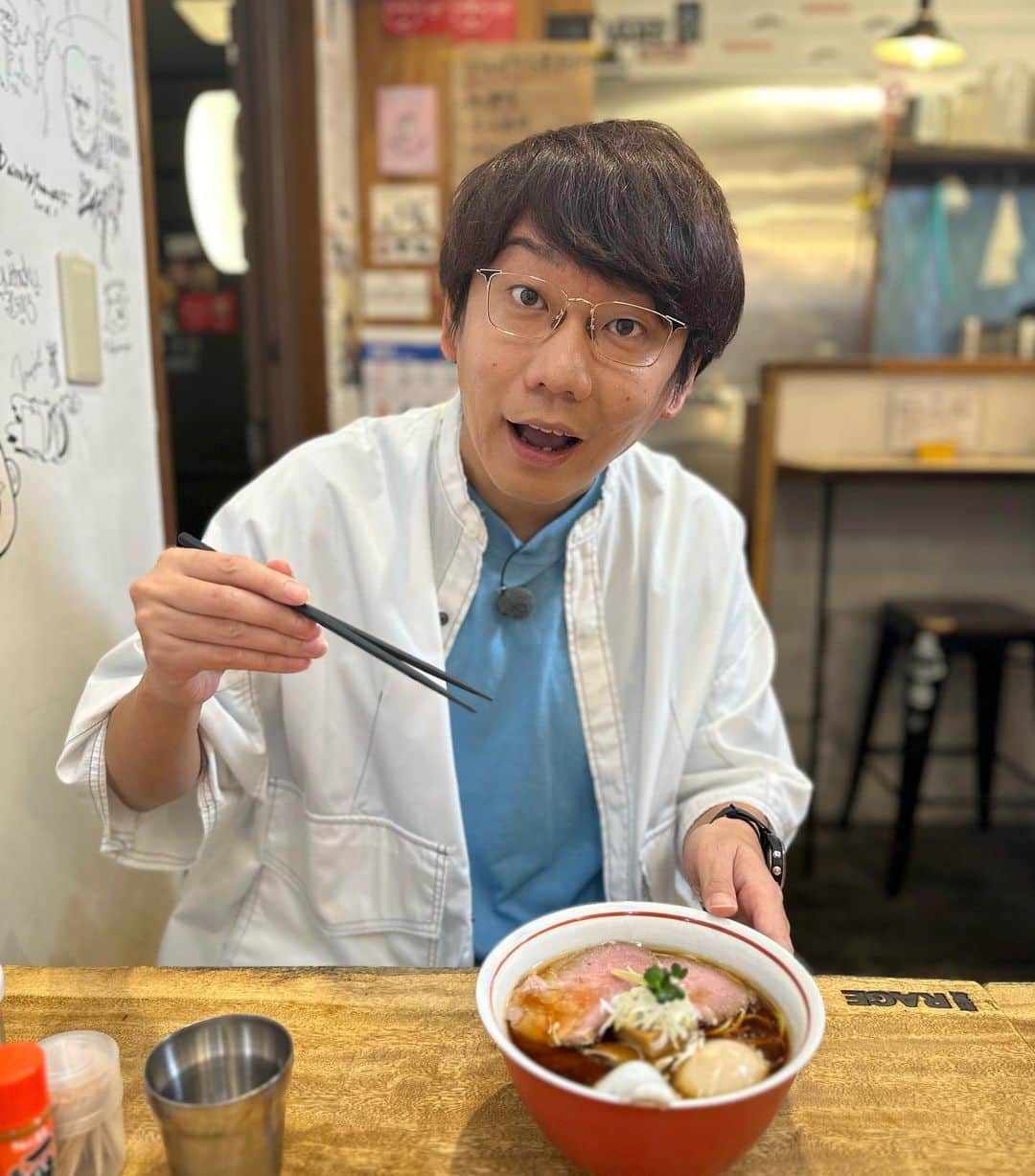 有吉弘行のインスタグラム：「落語家の街ブラ写真。」