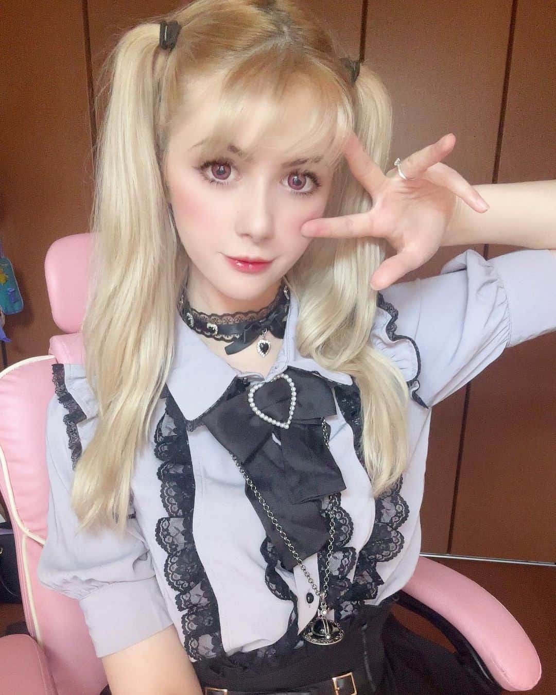 Hirari Ann（ヒラリー アン）のインスタグラム：「💕 comment the last game you played!  I wanna know what everyone’s been playing recently 🥰  #地雷メイク #地雷系女子 #コスプレ #cosplay #jiraikei」