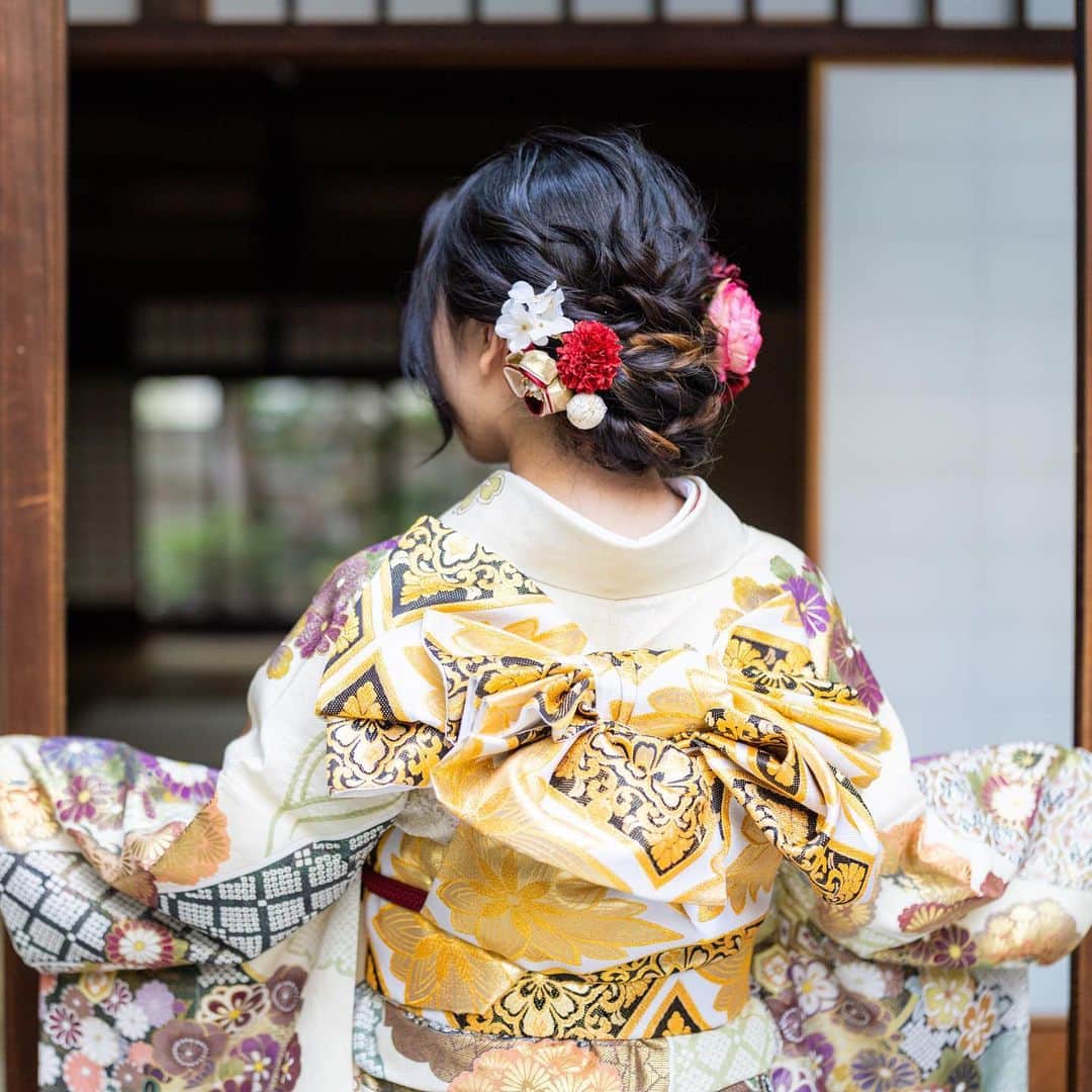 京都ヘアセット&着付け専門サロン夢館(ゆめやかた) さんのインスタグラム写真 - (京都ヘアセット&着付け専門サロン夢館(ゆめやかた) Instagram)「こんにちは、夢館です♪  本日は振袖にぴったり！なヘアセット5選をご紹介いたします🤍  1枚目 「シニヨン」 大人っぽいシニヨンです。エレガントな雰囲気がお好きな方にぴったり！  2枚目「サイドカールアップ」 サイドのボリュームが素敵なスタイルです。前からもボリュームが見えますよ🫶  3枚目「日本髪」 昔ながらの日本髪です。成人式だけでなく七五三なども人気のヘアスタイルです☺️  4枚目「おだんご」 トップから襟足までボリュームのあるおだんごです。前からも後ろからも素敵なお写真が撮れますよ♪  5枚目「ゆるふわシニヨン」 人気のルーズなヘアスタイルです。オーダー率NO.1！  お気に入りの一枚は見つかったでしょうか？ 一生で一度の成人式、お手伝いさせていただきます🫶  🌱ご予約はTOPのURLから🌱  #夢館 #着物レンタル夢館 #yumeyakata #京都着物レンタル #京都セットサロン #関西セットサロン #セットサロン #京都成人式 #京都ヘアメイク #成人式ヘア #成人式ヘアセット」9月19日 14時11分 - yumeyakatabeauty
