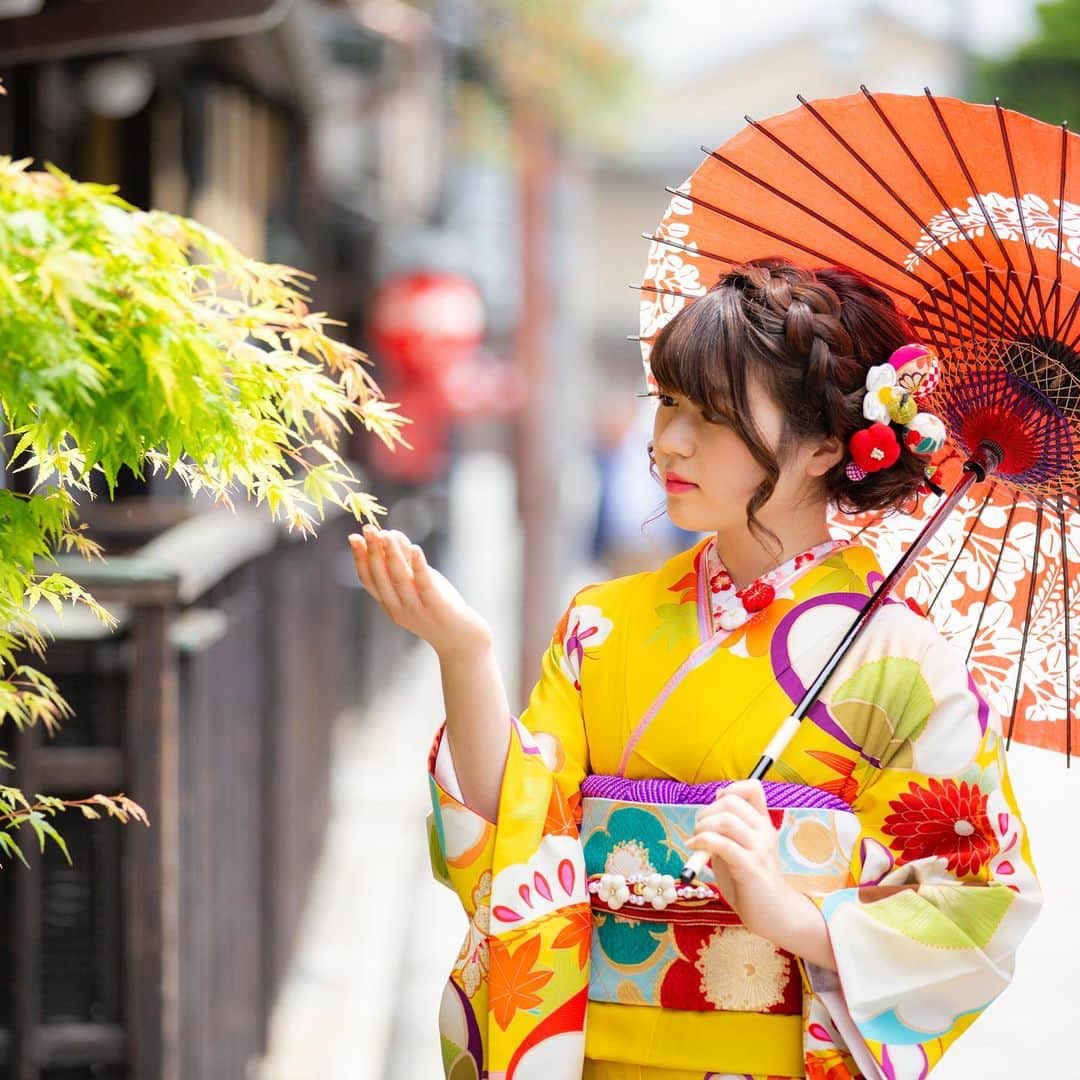 京都ヘアセット&着付け専門サロン夢館(ゆめやかた) さんのインスタグラム写真 - (京都ヘアセット&着付け専門サロン夢館(ゆめやかた) Instagram)「こんにちは、夢館です♪  本日は振袖にぴったり！なヘアセット5選をご紹介いたします🤍  1枚目 「シニヨン」 大人っぽいシニヨンです。エレガントな雰囲気がお好きな方にぴったり！  2枚目「サイドカールアップ」 サイドのボリュームが素敵なスタイルです。前からもボリュームが見えますよ🫶  3枚目「日本髪」 昔ながらの日本髪です。成人式だけでなく七五三なども人気のヘアスタイルです☺️  4枚目「おだんご」 トップから襟足までボリュームのあるおだんごです。前からも後ろからも素敵なお写真が撮れますよ♪  5枚目「ゆるふわシニヨン」 人気のルーズなヘアスタイルです。オーダー率NO.1！  お気に入りの一枚は見つかったでしょうか？ 一生で一度の成人式、お手伝いさせていただきます🫶  🌱ご予約はTOPのURLから🌱  #夢館 #着物レンタル夢館 #yumeyakata #京都着物レンタル #京都セットサロン #関西セットサロン #セットサロン #京都成人式 #京都ヘアメイク #成人式ヘア #成人式ヘアセット」9月19日 14時11分 - yumeyakatabeauty