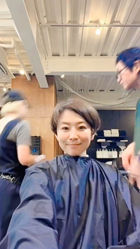 五明祐子のインスタグラム：「短いから変化わかりにくいけれど😆 中すっきりめ、外がわ重めの秋仕様カットスタイル💇‍♀️  #ショートカット#大人ショートスタイル#マスキュリンショート」