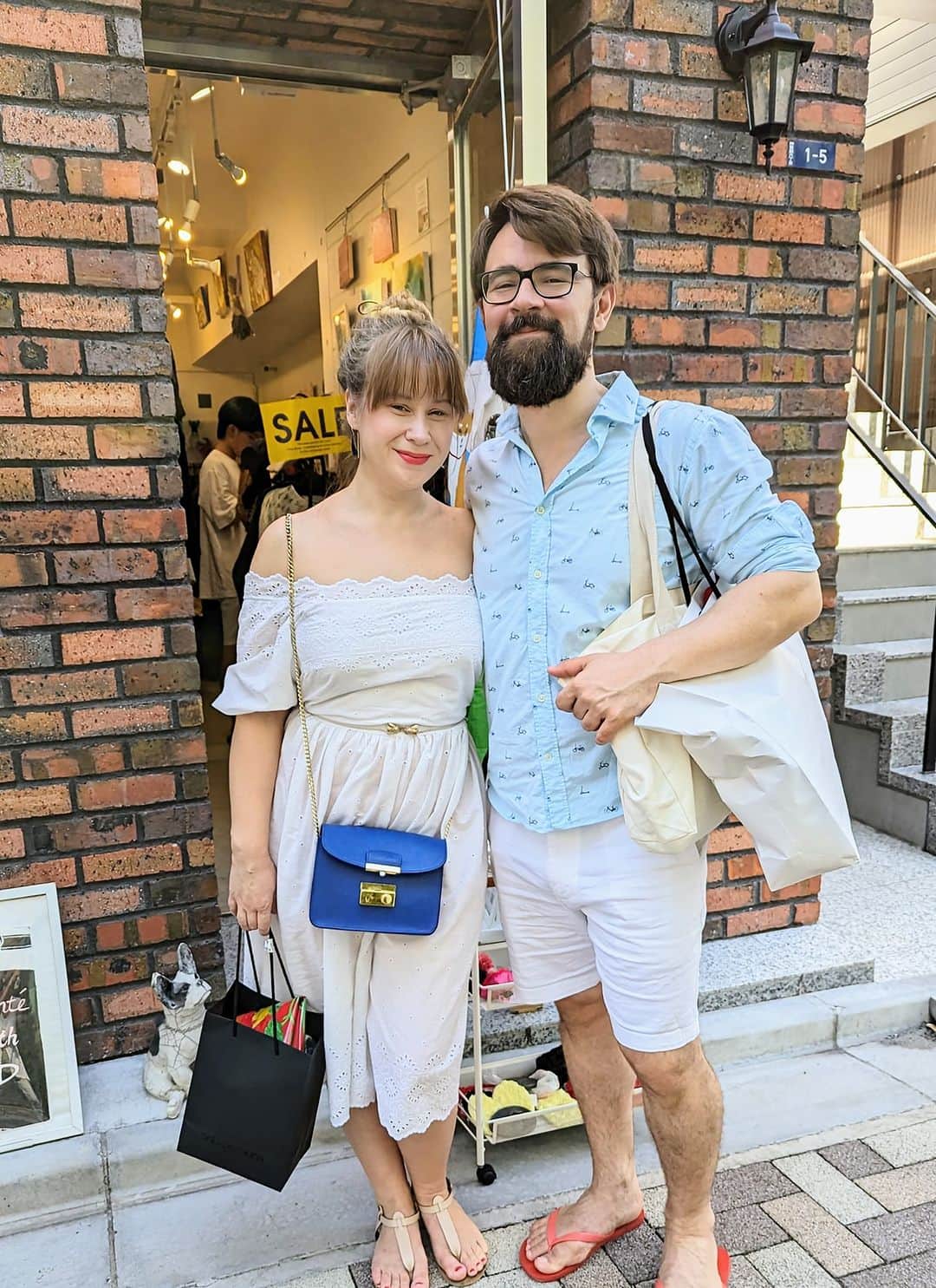 平井富子のインスタグラム：「A nice couple appears！  クロアチアからMajaさんとMarkoさんがアンシャンテに、、  日本は３度目。今回は沖縄や京都を観光。楽しそう〜  朝日富士柴犬トートバッグ、横浜工房さんのオリジナルスカーフを気に入って頂きました！美しい〜  東京の秋をお楽しみ下さい！」