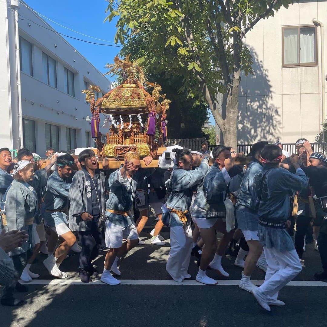 よしかわなみさんのインスタグラム写真 - (よしかわなみInstagram)「神輿 ご縁があり碑文谷の神輿を担がせていただきました！ 学大でお店をしている方々も沢山参加していて今後も参加したいなと  女性も男性も皆さんかっこよかった💪🏻  地元、埼玉よりも東京の方が祭り文化が強いのかなと思ったけど時もを知らなすぎるのかもしれないと気づいたのでもっと知りたいなと ちゃんと埼玉に愛を持ちたいと思いました🌷  昔なら恥ずかしさと、遠慮できっと参加しなかったけど 今回はちゃんと参加できてよかった^_^」9月19日 14時17分 - _chocoichi56_