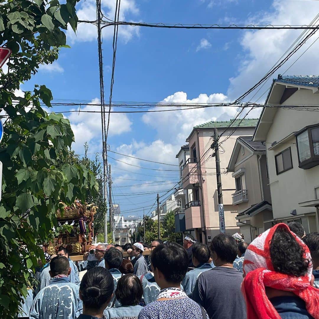 のインスタグラム：「神輿 ご縁があり碑文谷の神輿を担がせていただきました！ 学大でお店をしている方々も沢山参加していて今後も参加したいなと  女性も男性も皆さんかっこよかった💪🏻  地元、埼玉よりも東京の方が祭り文化が強いのかなと思ったけど時もを知らなすぎるのかもしれないと気づいたのでもっと知りたいなと ちゃんと埼玉に愛を持ちたいと思いました🌷  昔なら恥ずかしさと、遠慮できっと参加しなかったけど 今回はちゃんと参加できてよかった^_^」