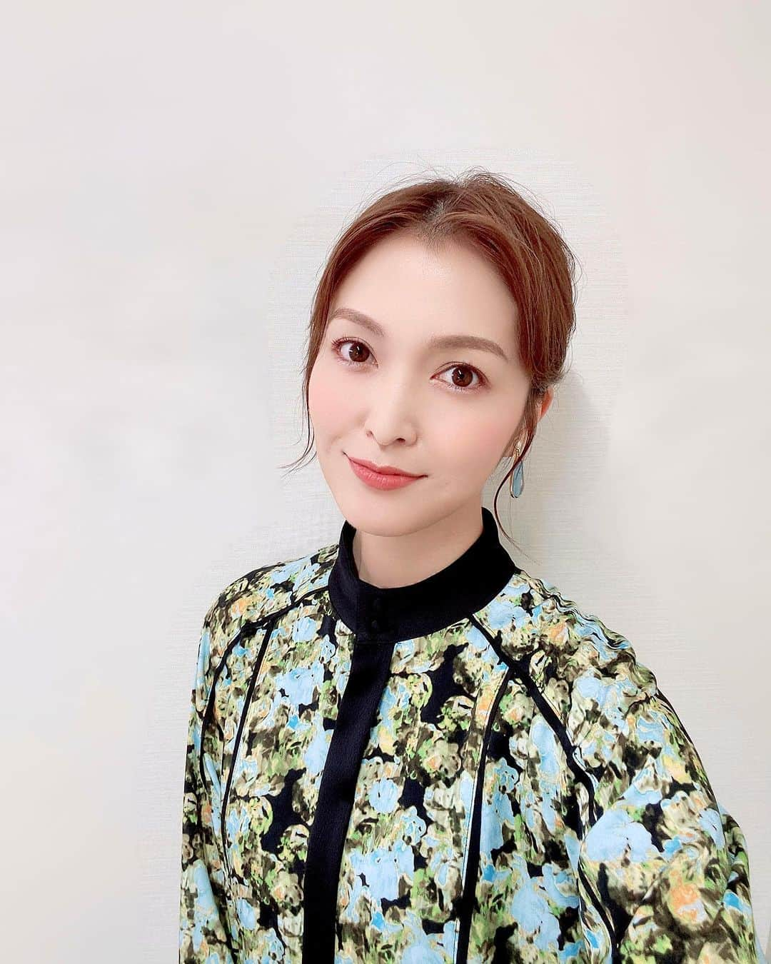 福田典子のインスタグラム：「三つ編みが所々に見えている可愛い #一束アレンジ 🥹✨いつもヘアメイクのみなさん、ありがとうございます♡  今日は奇跡の絶景 #幻の青い滝 を探しに行く特集をお届けします。一年に20日ほどしか見られない絶景だということなのですが、見られたのでしょうか…お楽しみに！  #よじごじDays テレビ東京 午後3時40分から  outfit #arobe」