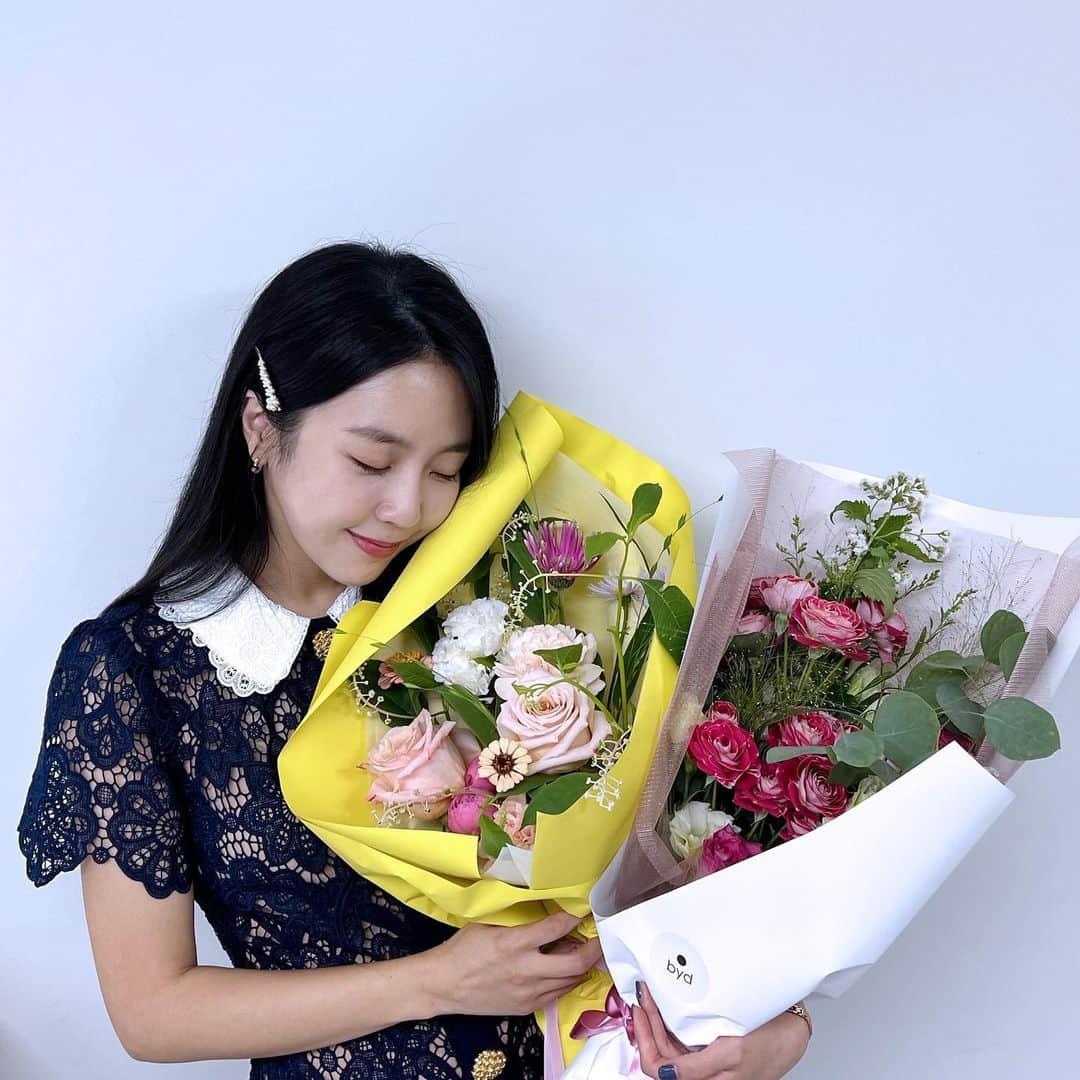 キム・イェウォンのインスタグラム：「花요일 花이팅 🌸🌷🌹🌻🌺💐🌼」