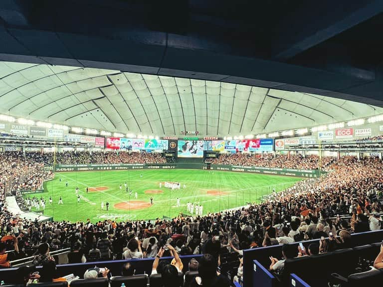 高橋大輔のインスタグラム：「昨日のジャイアンツ⚾️  2試合連続、劇的サヨナラ！ 延長12回、4時間28分執念の勝利✨✨  最後は増田大輝選手！その直前に抑えた船迫投手、ここぞの場面でタイムリー坂本選手！  最後まで応援し続けたファンの皆さん！！  全員の勝利！！！  昨日のレジェンズシート解説は岡崎郁さん  一昨日は緒方耕一さんとご一緒させていただきました😊  写真が‥一昨日のデジャヴですね（笑）  全員でクライマックスシリーズ行きましょう🏟️  #読売ジャイアンツ #ジャイアンツ #東京ドーム #プロ野球 #レジェンズシート #岡崎郁さん #緒方耕一さん #スタジアムmc #髙橋大輔 #高橋大輔」