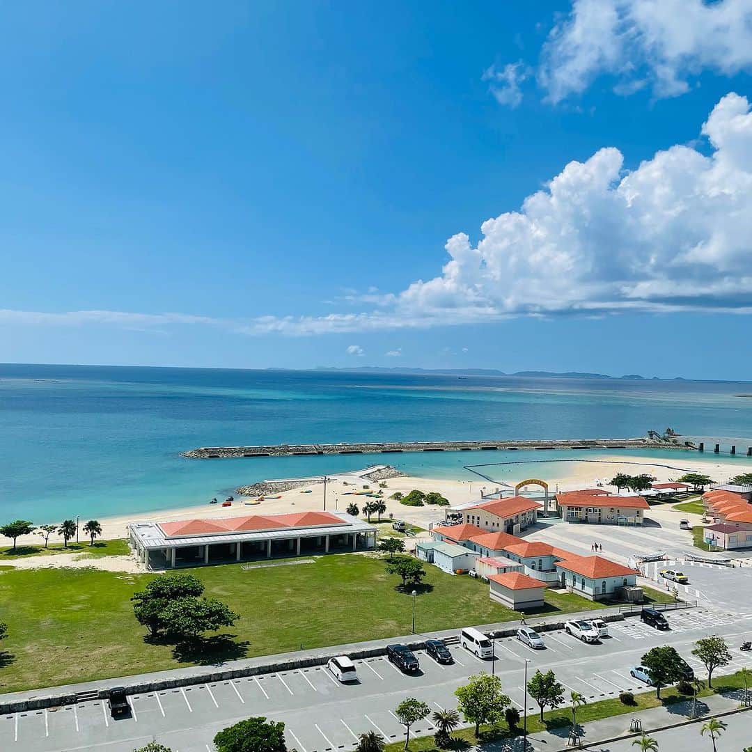 サザンビーチホテル＆リゾート沖縄さんのインスタグラム写真 - (サザンビーチホテル＆リゾート沖縄Instagram)「今日の午後、9階オーシャンビュー客室からの眺めです😊  飛行機に乗って、チェックインして、お部屋入って、この景色。 日頃の疲れも一瞬で晴れますね🥰  沖縄来て良かった！糸満て最高！ 青い空と青い海！そんな景色をおたのしみください✨  ホテル内ガーデンプールも 目の前の美々ビーチいとまんも 10月末まで遊泳可能です🌞  秋には感動的な夕陽も魅力の一つ🌺 さぁ夏よりリーズナブルな秋旅へ🌴 @southernbeachokinawa   #サザンビーチホテル #サザンビーチホテルアンドリゾート沖縄 #糸満 #沖縄 #沖縄行きたい #ビーチ #プール #リゾートホテル #那覇空港　から車で約20分 #秋旅 #学生旅行 #大人旅 #たびすたぐらむ #旅ブログ #旅行好きな人と繋がりたい #海のある風景 #southernbeachhotel #ocean #okinawa #travel #오키나와여행 #일본 #리조트호텔 #서던비치호텔 #수영장 #바다좋아」9月19日 14時31分 - southernbeachokinawa