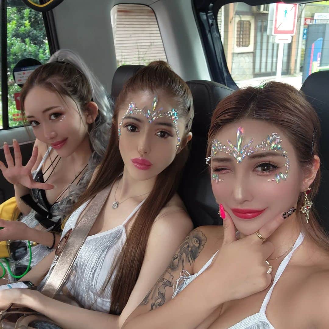 橘司のインスタグラム：「はろはろ愛するみんな❤⁡ ⁡今年もウルトラで暴れて来た🎶🎶⁡⁡ ⁡ ⁡たくさんの宇宙人たちが絡んでくれて嬉しかった🥰❤️🥰⁡⁡ ⁡⁡ ⁡マイキーカップル‼️これ見てくれてると嬉しいな🤩🩷⁡ ⁡⁡ あなたたちが話しかけてくれて⁡ ⁡また新しい気付きがありました🥰❤️⁡ ⁡⁡ ⁡私のスピリットに気付いてくれてありがとう❣️⁡ ⁡⁡ ⁡音楽は国境を越えて感じられる言語だね😳🩷⁡ ⁡⁡ ⁡あの日私に声をかけてくれた人達に⁡ ⁡たくさんの幸せがなだれ込みますように✨✨✨⁡ ⁡⁡ ⁡ミシェルもみどりもずっと可愛すぎた👼💕⁡ ⁡はぐれたのに目の前にパチンと現れたのはうちら流石すぎたわ😂🫶🏾❤️ ⁡」