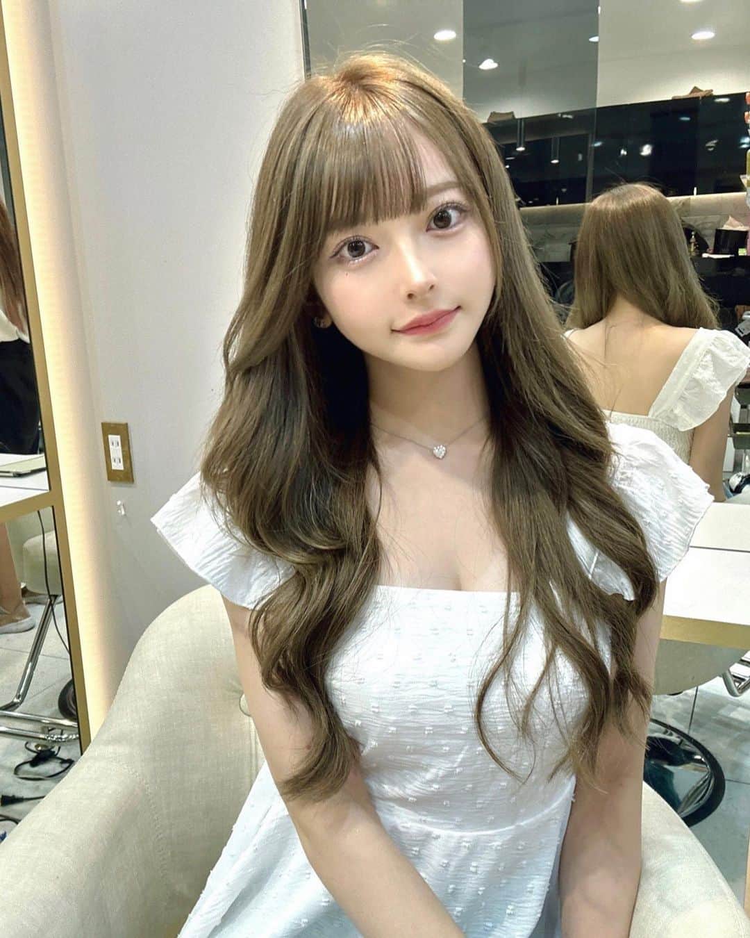 のインスタグラム：「安定のオリーブベージュ🫒 ⁡ いつもエク90〜100本付けてるんだけど 70本くらいにしてもらってレイヤー入れて軽くした✌️ ⁡ 重めだとドール感出るけど、軽めだと最近ぽくてこちらもはまりそう ⁡ #ロングヘア #シールエクステ #オリーブベージュ #ベージュカラー」