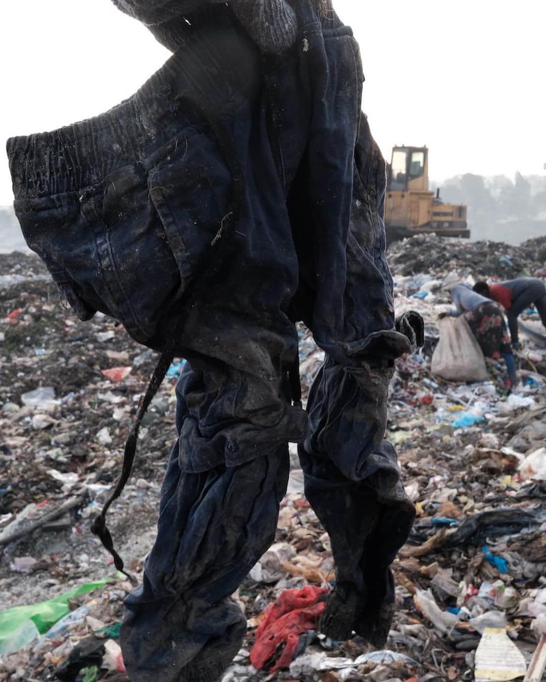 WWDジャパンさんのインスタグラム写真 - (WWDジャパンInstagram)「コラム：ケニアで見た「大量廃棄」の現実　鎌田安里紗がリポート  先進国から途上国へ輸出される大量の古着が問題視されている。ファッション産業の透明性を推進するファッションレボリューションジャパンのプロデューサーで、消費者への啓発活動に取り組む鎌田安里紗は8月、古着の行き着く先を見るためケニアを訪れた。「チェンジング・マーケット財団」の調査によれば、2021年はケニアに9億着以上の衣類が輸出されたという。現地の人々は、この現状をどう受け止めているのか。鎌田に8日間の滞在の様子をレポートしてもらった。  私は以前から、手放された服の先について関心がありました。チリやガーナ、ケニアなどで大量の古着が流れ付いて問題になっていることは、ニュースなどで知っていましたが、現地の様子を直接知りたいと思い、今回ケニアを訪れました。  ケニアの歴史を振り返ると、1960〜80年代にかけては政府が国内産業を守るため、古着の取引は禁止されていました。しかし、90年代に入り政府が貿易の自由化に重点を置いたため取引が解禁され、以降古着市場が拡大しました。現在は主に、ヨーロッパやアメリカ、中国の古着が売買されています。  コラム全文は @wwd_jp プロフィールのリンクから  #大量廃棄#廃棄#古着#古着市場#ファッション産業#ケニア#ファッション#市場」9月19日 14時46分 - wwd_jp
