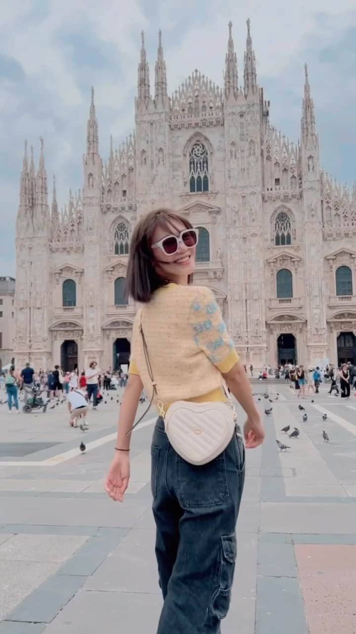 Elva Niのインスタグラム：「Milan Fashion Week, here I come! ✈️ #準備好要被洗版了嗎  #mfw  #travelwithelva」