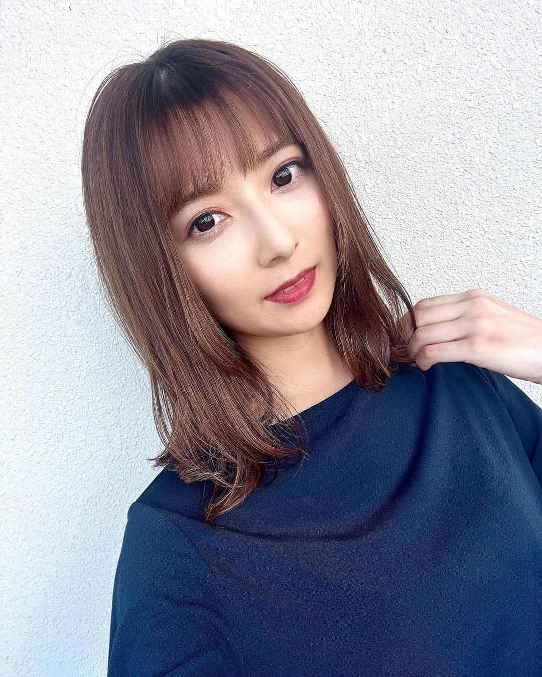 林田雪菜のインスタグラム：「気付いてくれた方もたくさんいますね！ ありがとうございます🥳 そう、前髪切りました！！  発表会も終わったので 気分転換に とりあえず長かった前髪を切りました✌️ 若返った気がする🥹  民田さん @s.tamita  いつもありがとうございます🙇‍♀️  #セミロング #newwavetete #下通店 #下テテ  #熊本美容室 #私の好きな髪にさせてくれい #髪に手添えがち @newwavetete」