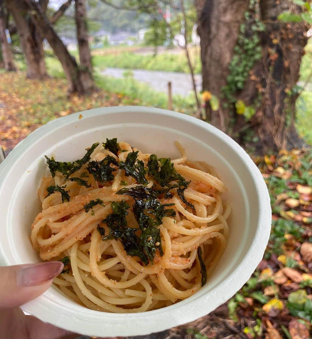 谷田圭（たにけい）さんのインスタグラム写真 - (谷田圭（たにけい）Instagram)「・ ・ ・ ・ 山形にて 2回目の鮎釣りチャレンジ 🔥🔥🔥🔥🔥🔥🔥🔥🔥🔥🔥🔥 ・ ・ ・ ・ ・ がっっっ⚡️ 開始直後から土砂降りの雨になってしまい  雨宿りに パスタ🍝焼肉、炊き立てご飯いただいて休憩☕️🍚🐖  午後から 安全なところで再スタートして 大きな太い鮎！！！！！ 嬉しい1匹 🩵🩵🩵🩵🩵🩵🩵🩵🩵🩵🩵🩵🩵 諦めなくてよかった🥹‼️  今回はじめて9Mある @shimanofishing_jp  SHIMANO kisoi MI という竿で チャレンジしたんですが 長さがあるのに軽くて、 感度が良くて 大感動🔥🔥🔥🔥🔥 長さのある竿に 鮎がかかった時の、 グンって入っていく感じが忘れられない... 😭😭😭😭😭😭😭😭😭💞  #鮎釣り #SHIMANO #シマノ #kisoi  #鮎の友釣り #鮎 #山形 #サンライン #柏倉悠太テスター #釣り」9月19日 14時57分 - tanikei.fishing