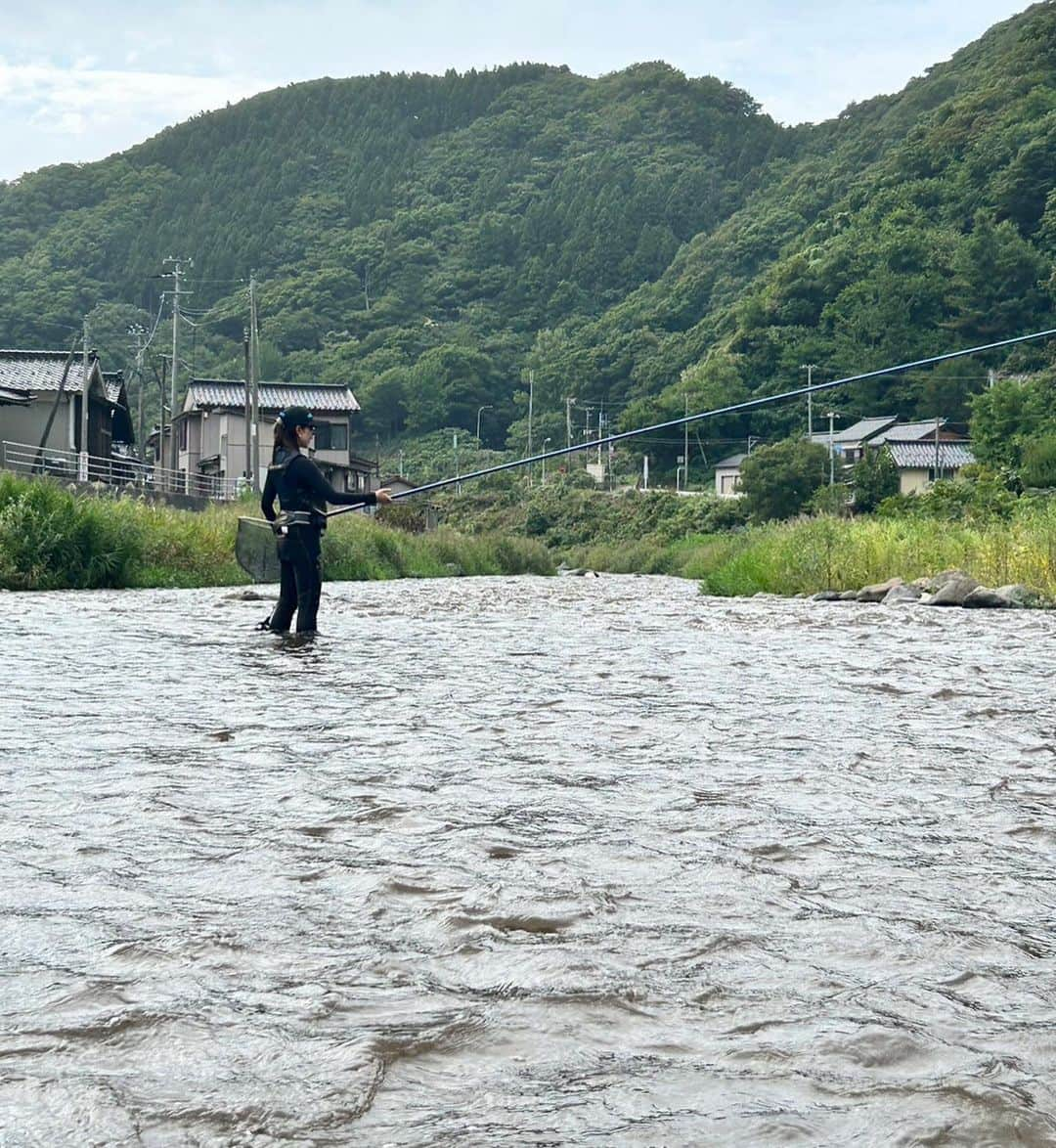 谷田圭（たにけい）さんのインスタグラム写真 - (谷田圭（たにけい）Instagram)「・ ・ ・ ・ 山形にて 2回目の鮎釣りチャレンジ 🔥🔥🔥🔥🔥🔥🔥🔥🔥🔥🔥🔥 ・ ・ ・ ・ ・ がっっっ⚡️ 開始直後から土砂降りの雨になってしまい  雨宿りに パスタ🍝焼肉、炊き立てご飯いただいて休憩☕️🍚🐖  午後から 安全なところで再スタートして 大きな太い鮎！！！！！ 嬉しい1匹 🩵🩵🩵🩵🩵🩵🩵🩵🩵🩵🩵🩵🩵 諦めなくてよかった🥹‼️  今回はじめて9Mある @shimanofishing_jp  SHIMANO kisoi MI という竿で チャレンジしたんですが 長さがあるのに軽くて、 感度が良くて 大感動🔥🔥🔥🔥🔥 長さのある竿に 鮎がかかった時の、 グンって入っていく感じが忘れられない... 😭😭😭😭😭😭😭😭😭💞  #鮎釣り #SHIMANO #シマノ #kisoi  #鮎の友釣り #鮎 #山形 #サンライン #柏倉悠太テスター #釣り」9月19日 14時57分 - tanikei.fishing