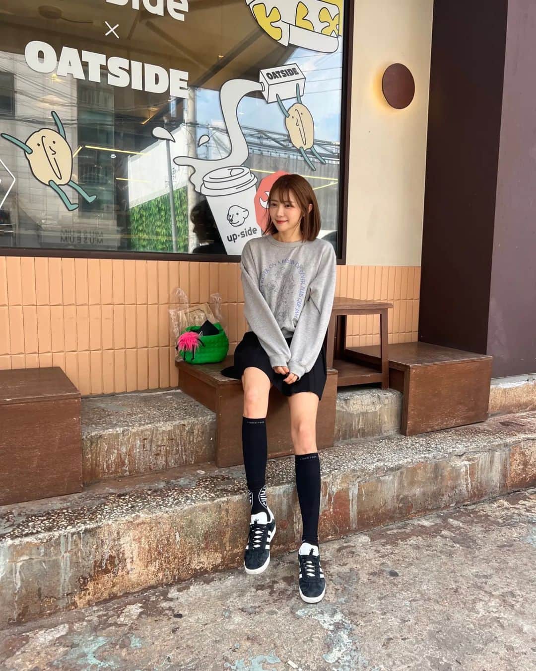 ユ・ハナのインスタグラム：「이사진은 틀린그림찾기야요  저는 성수동 핫플을 이렇게 다녔죠!  뭐어때요 내 종아리 줄어드면되고 걷는거 편하면되고 신고 벗기 타이트하지않고 편안하면되고 의료기기등록한 신뢰있는 제품이면 되니까♡  #라이너프리종아리압박밴드」