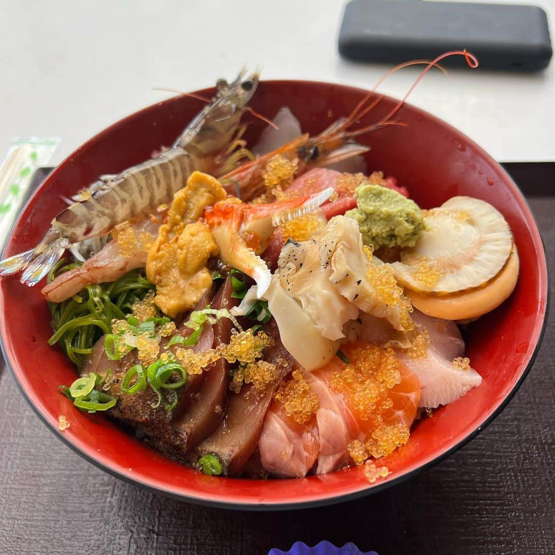 トミックさんのインスタグラム写真 - (トミックInstagram)「車海老をおどりくいできる海鮮丼🦐  #トミック  #tomikkunet #youtuber  #youtuber好きな人と繋がりたい  #料理  #料理好きな人と繋がりたい  #japanese  #cooking #海鮮丼 #鳥羽  #パールロード  #寿司 #寿司屋  23.08.28」9月19日 15時01分 - tomikkunet