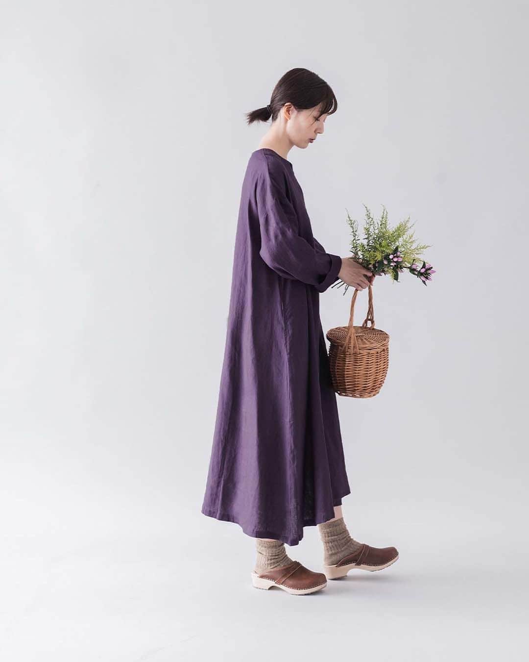 ナチュランさんのインスタグラム写真 - (ナチュランInstagram)「【 Lintu Laulu 】アウター合わせも品よく決まる！ フレアシルエットの平織りリネンワンピース  ・  朝晩の寒暖差が出てくるこれからの季節。  ジャケットやコート、軽めのアウターとも バランスよく合わせられるワンピースをつくりました。  腕まわりはすっきり、羽織りを合わせたときに ネックもポイントになるように。  1枚でも、重ね着でも使いやすいデザインです。  モデル身長：168cm @yuri_s2t7  ----------------------------- 　Lintu Laulu -----------------------------  ■平織りリネンAラインワンピース ¥10,780 グレープ[ 注文番号：CLT-2A82-3400-A ] チャコール[ 注文番号：CLT-2A82-3400-B ] ブラック[ 注文番号：CLT-2A82-3400-C ]  -----------------------------  ▶️商品詳細やお買い物は写真のタグをタップ またはプロフィール（@natulan_official）から 「ナチュラン」のサイトにアクセスして 注文番号や商品名を検索してみてくださいね。  #lifewear #fashion #natulan #今日のコーデ #コーディネート #ファッション #ナチュラル #ナチュラン #日々の暮らし #暮らしを楽しむ #シンプルライフ #シンプルコーデ #大人女子 #大人カジュアルコーデ #大人服 #ワンピース #ワンピースコーデ #重ね着 #リネン #秋コーデ #ナチュランオリジナルブランド #リントゥラウル #LintuLaulu #natulan_official.」9月19日 15時01分 - natulan_official